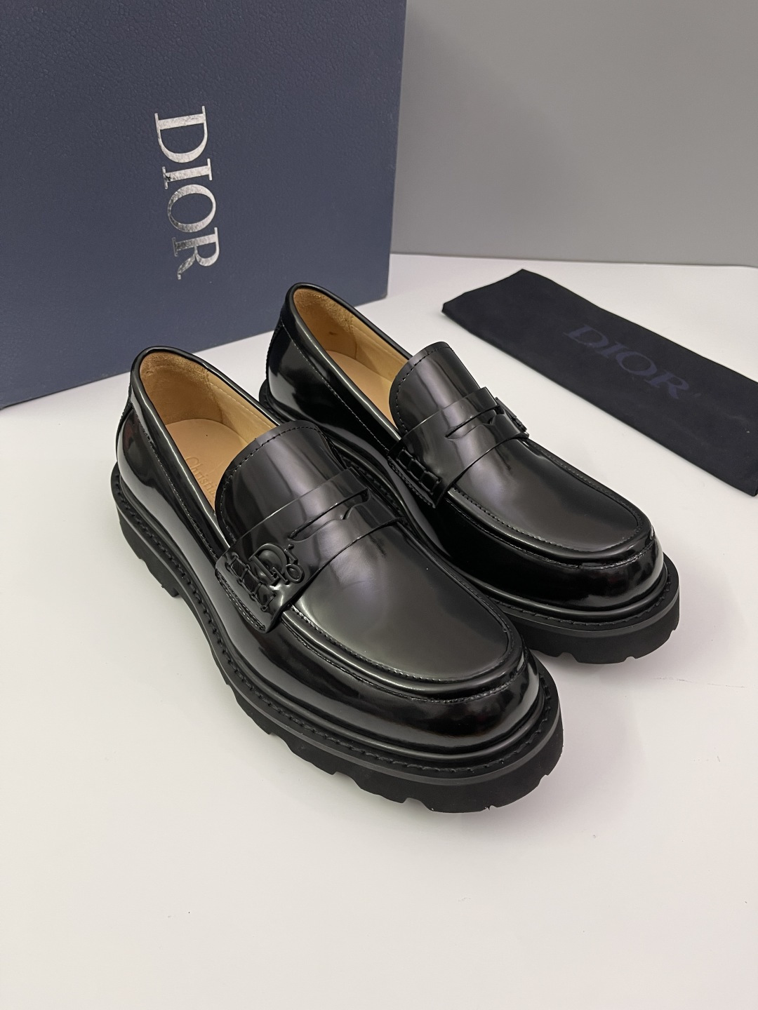 NO:345531,DIO* EXPLORER DIO* This season's new Explorer derby shoes combines elegance and modern style. They are carefully crafted from black smooth cowhide, with beige and black streamlined design on the sides, paired with a notched rubber sole of the same tone, and the 