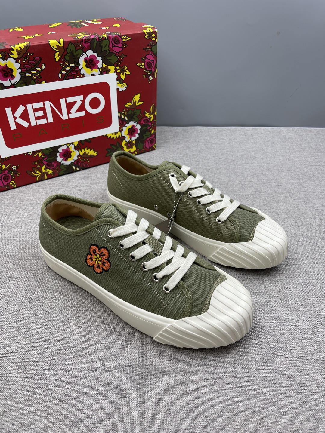 NO:349422,Kenzo tiger-toe casual canvas shoes, crabapple flower biscuit shoes, super personalized sole design, fashionable and versatile. Canvas shoes always make people feel casual and durable and clean, making people feel very comfortable to rush to the feet~ The sole is rubber flat, rubber toe, shoe body canvas, paired with removable engraving iron plates, front laces, crabapple flower embroidery logo on the outside, zipper on the inside, and the heel has a brand logo. , size39-44 (customized by 38.45),19860909Kenzo虎头休闲帆布鞋,海棠花饼干鞋,超有个性的鞋底设计,时尚百搭 帆布鞋总让人感觉休闲耐看且干净利落,让人有种很舒服的赶脚～ 鞋底是橡胶平底,橡胶鞋头,鞋身帆布,搭配可拆卸雕刻铁牌,正面鞋带,外侧置海棠花刺绣logo,内侧置拉链,鞋后跟有品牌标志. 、size39-44（38.45定制）,,Men's shoes
