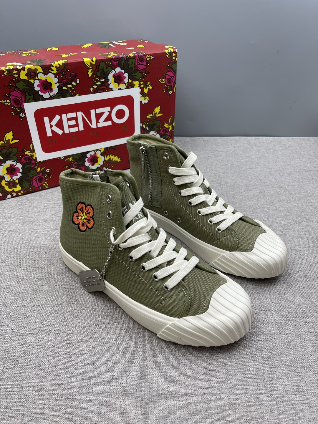 NO:349437,Kenzo tiger-toe casual canvas shoes, crabapple flower biscuit shoes, super personalized sole design, fashionable and versatile. Canvas shoes always make people feel casual and durable and clean, making people feel very comfortable to rush to the feet~ The sole is rubber flat, rubber toe, shoe body canvas, paired with removable engraving iron plates, front laces, crabapple flower embroidery logo on the outside, zipper on the inside, and the heel has a brand logo. , size39-44 (customized by 38.45),19860909Kenzo虎头休闲帆布鞋,海棠花饼干鞋,超有个性的鞋底设计,时尚百搭 帆布鞋总让人感觉休闲耐看且干净利落,让人有种很舒服的赶脚～ 鞋底是橡胶平底,橡胶鞋头,鞋身帆布,搭配可拆卸雕刻铁牌,正面鞋带,外侧置海棠花刺绣logo,内侧置拉链,鞋后跟有品牌标志. ,size39-44（38.45定制）,,Men's shoes