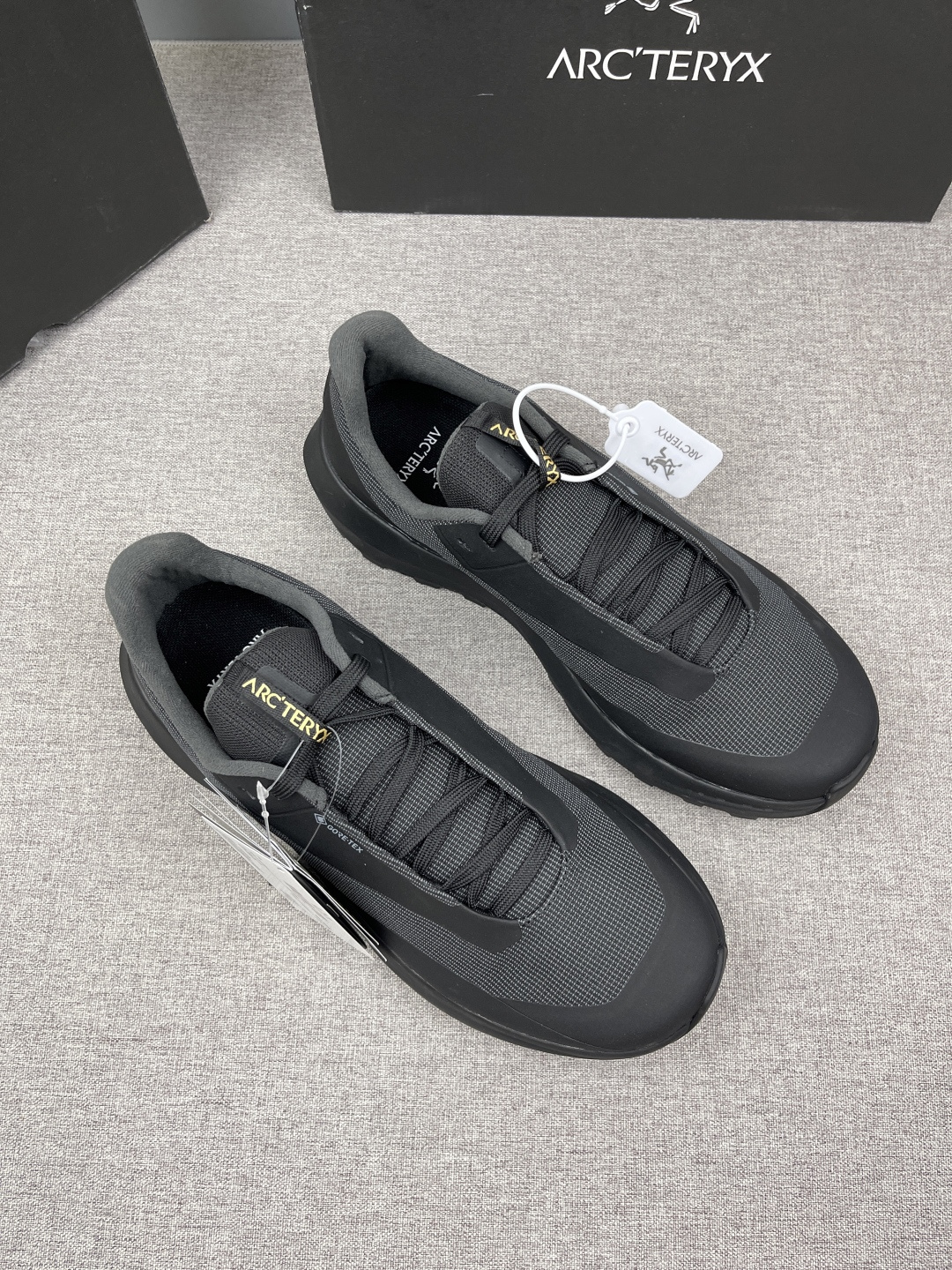 NO:349456,Arcteryx Kopec GTX 2025 autumn new men's outdoor hiking shoes. This sneaker is designed for outdoor running and fast climbing. It is designed for novelty and smoothly grip. It uses a waterproof technology fabric upper, and the mesh upper is covered with TPU film, which is comfortable to wear. The sides and toe are reinforced to enhance waterproof and wear resistance. The Vibram Megagrip rubber outsole with multi-directional lugs can produce extraordinary traction on all surfaces. The upper is seamless, the tongue is integrated with the shoe body, and the foot is very light and comfortable, and it is not tired after wearing for a long time. Size 39-40-41-42-43-44,arc'teryx,sneakers19860909始祖鸟/Arcteryx Kopec GTX2025秋季新款男士户外徒步跑鞋. 批 这款运动鞋专为野外跑步和快速攀爬而设计,设计新颖,抓地平稳.采用防水科技织物鞋面,网状鞋面覆盖有TPU薄膜,耐穿舒适,两侧和鞋头进行了加固,增强了防水耐磨性.设有多向凸耳的Vibram Megagrip橡胶外底,在各种表面上都可产生非凡的牵引力,鞋面无缝线,鞋舌与鞋身一体,上脚非常轻便舒适,久穿不累.尺码39-40-41-42-43-44,arc'teryx,sneakers,Men's shoes