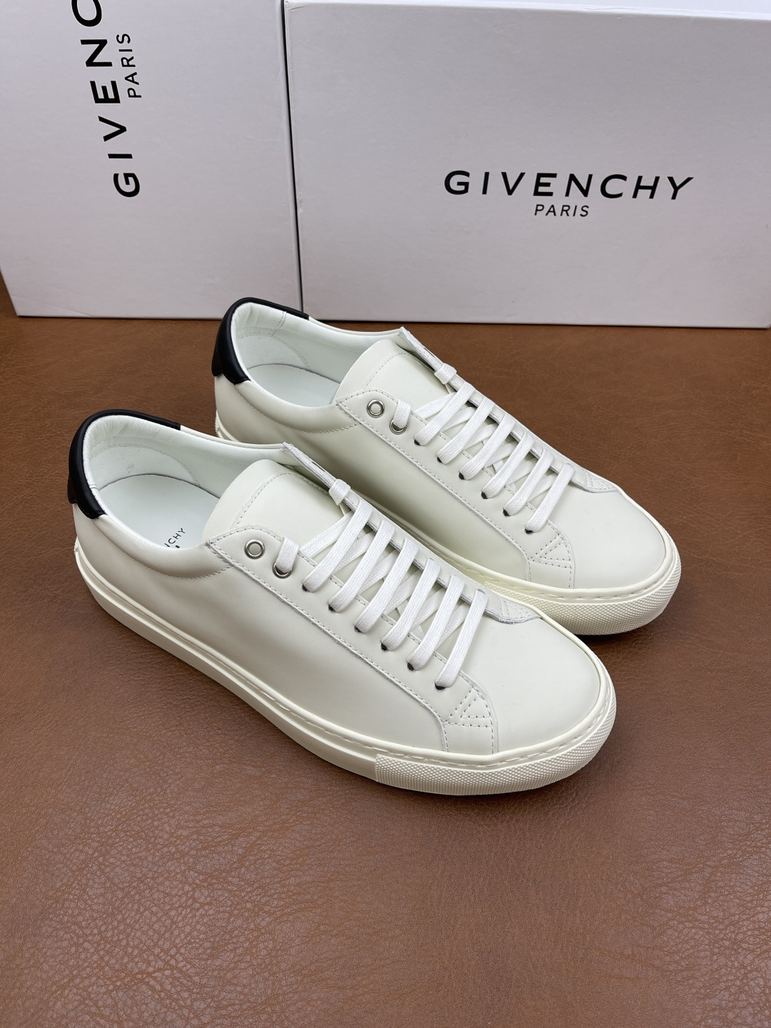NO:349481,Price: Men's 38-44 (345,46 customized) Soft cowhide leather low-top sneakers Urban Street series Wide elastic band, three-dimensional GIVENCHY Paris LOGO on the top The heel is decorated with GIVENCHY Paris LOGO leather insole and GIVENCHY Paris LOGO print Flexible and comfortable, givennchy, sneakers, cowhide19860909售价 配码男38一44(345,46定做) 柔软牛皮革低帮运动鞋 Urban Street系列 宽幅松紧带,顶部饰有立体GIVENCHY Paris LOGO 后跟饰以GIVENCHY Paris LOGO 皮革内底,饰以GIVENCHY Paris LOGO印花 灵活舒适,,givenchy,sneakers,cowhide,Men's shoes