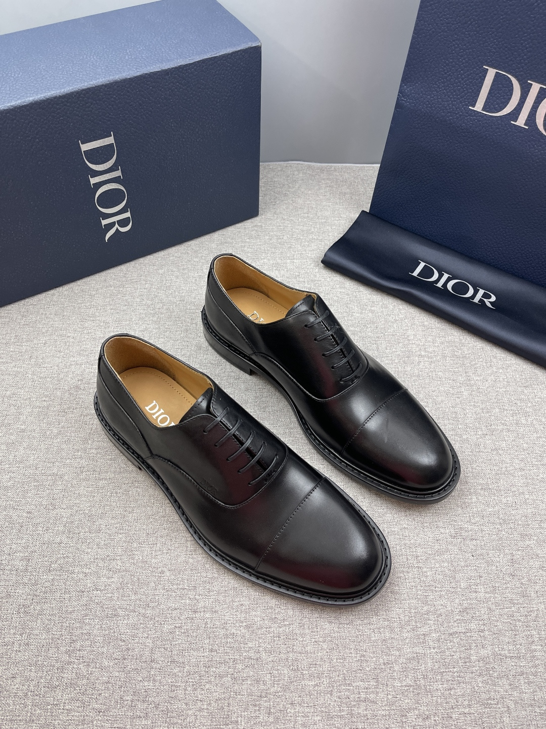NO:555939,[DIOR] CD's new product DIO* TIMELESS loafer leather shoes, these loafers embody classic elegance. Made of black cowhide/open edge beaded leather/high satin-brushed cowhide, the classic silhouette highlights elegance. The upper straps are matched with metal-coated CD Icon decorative buckles to enhance the style. They are comfortable and lightweight, and the Italian genuine leather soles are equipped with non-slip rubber inserts. The Blake structured leather soles have anti-slip details, highlighting Dio*  Excellent and exquisite craftsmanship. Elegant and exquisite, can be matched with all kinds of suits. Standard leather shoe size 39~44# (38.45.46 customized), dior, dior, loafers, business suit, cowhide19860909【DIOR】CD家新品DIO* TIMELESS 乐福鞋皮鞋,这款乐福鞋体现经典的优雅气质.采用黑色牛皮/开边珠亮皮/高丝光磨砂牛皮精心制作,经典廓形彰显高雅气质,鞋面饰带搭配金属覆层CD Icon 装饰扣提升格调.舒适轻盈,意大利真皮鞋底搭配防滑橡胶镶片 布雷克结构皮革鞋底带有防滑细节,彰显 Dio* 出色的精湛工艺.高雅精致,可搭配各式西装.标准皮鞋码数39～44#（38.45.46定做）,,dior,dior,loafers,business suit,cowhide,Men's shoes