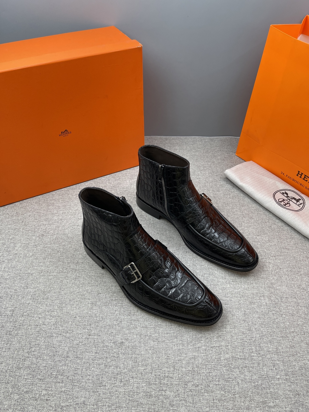 NO:780530,H Luxury men's short boots, purely handmade, both inside and outside are made of imported first-layer cowhide, high-end exquisite craftsmanship, double-layer genuine leather outsole imported from Italy, showing the taste of a noble gentleman. The leather is glossier and softer as it wears. Carefully adjusted to the best last shape, 100% comfortable!  Size 38-44 (45 can be customized), boots, cowhide, Leather soles19860909H 奢品男士短靴,纯手工制作,内外均为进口头层牛皮,高端精品精湛工艺,意大利进口双层真皮大底,穿出高贵绅士品味 皮质越穿越有光泽度,越柔软 经精心调试最佳楦型,舒适度百分百！ Size 38-44（45可订做）,,boots,cowhide,Leather soles,Men's shoes