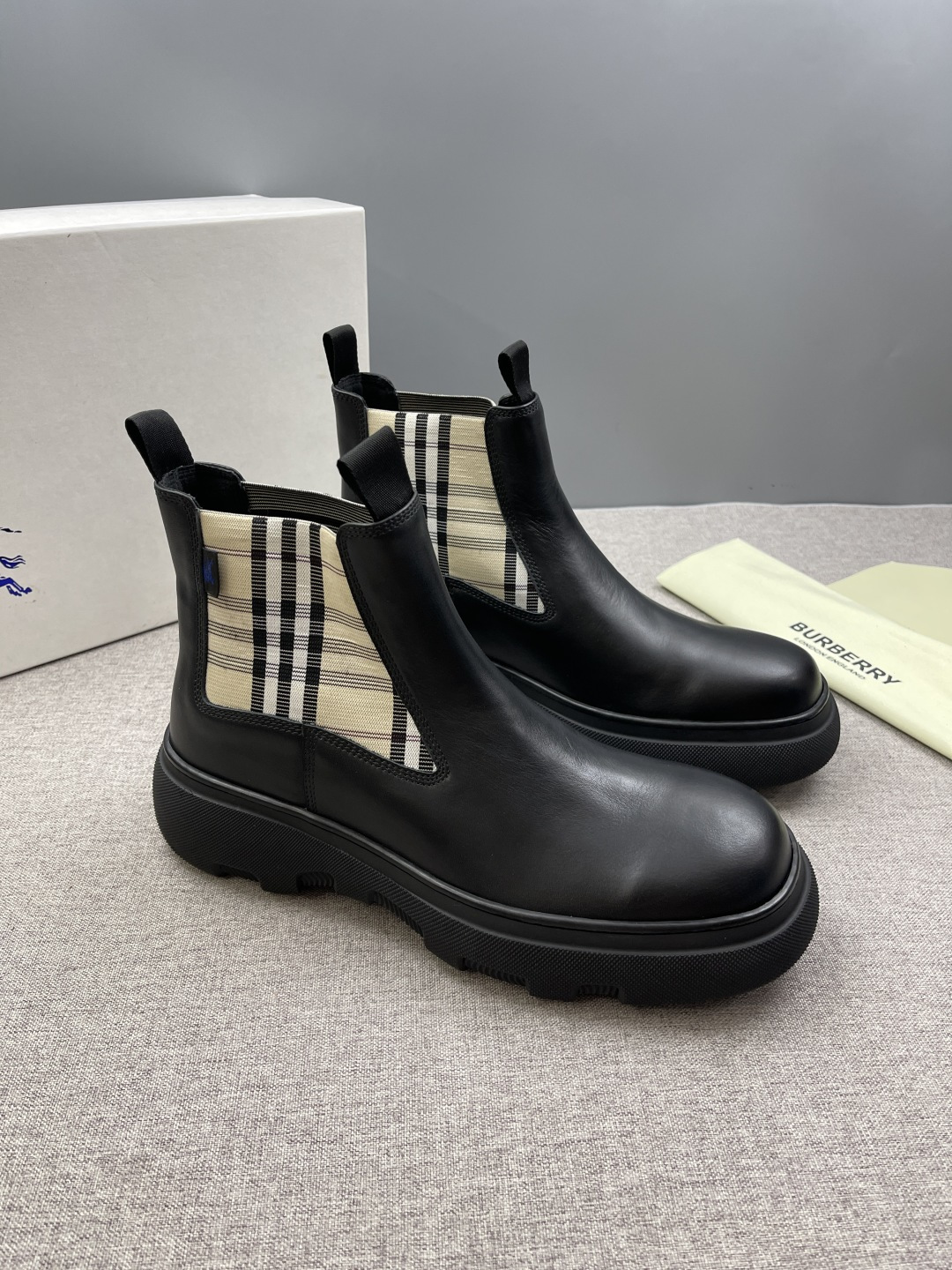 NO:556650,B's high-end boutique, autumn and winter men's high-top Chelsea boots, made with heavy industry!  The upper is made of imported cowhide, with a slip-on design, classic plaid elastic straps, fine leather, full of details, and a classic and durable rubber thick sole, which increases the length of the legs. The cowhide lining is comfortable and breathable, easy to wear and fashionable, business and leisure, full of exquisite Italian style, and has a great look!  Size39-44,,boots,cowhide19860909B家高端精品,秋冬男士高帮切尔西靴,重工打造！鞋面采用进口牛皮制成,套脚式设计,经典格纹弹性饰带,质地细腻的皮革,细节感满满,配经典耐穿的橡胶厚底,增高显腿长,牛皮内里垫脚,舒适透气,好穿又时尚,商务又休闲,满蕴精致的意大利风情,上脚超有范！ Size39-44,,boots,cowhide,Men's shoes