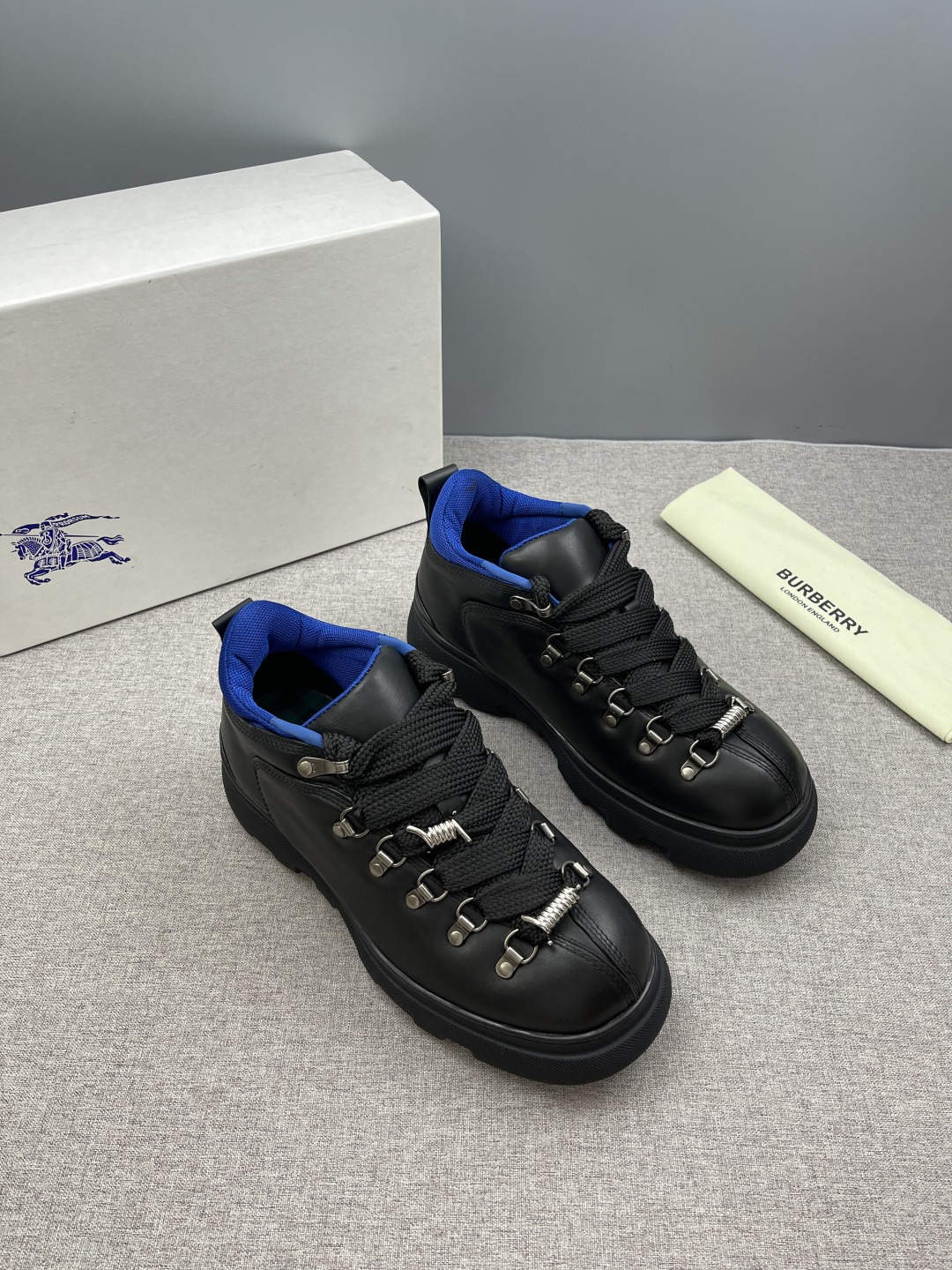 NO:556659,Burberry Ss men's classic low-cut thick-soled sneakers, made of top-grain cowhide, decorated with the brand's new logo. Top-grain cowhide foot pads, the heel is decorated with the Burberry lettering embossed logo, and the original TPU outsole!  Size39-44 (customized at 38.45),,burberry,burberry,sneakers,cowhide19860909Burberry巴宝莉Ss男士经典低帮厚底运动鞋,头层牛皮打造,装饰焕新的品牌徽标.头层牛皮垫脚,鞋跟饰有 Burberry 字母压花徽标,TPU原版大底！ Size39-44（38.45定做）,,burberry,burberry,sneakers,cowhide,Men's shoes