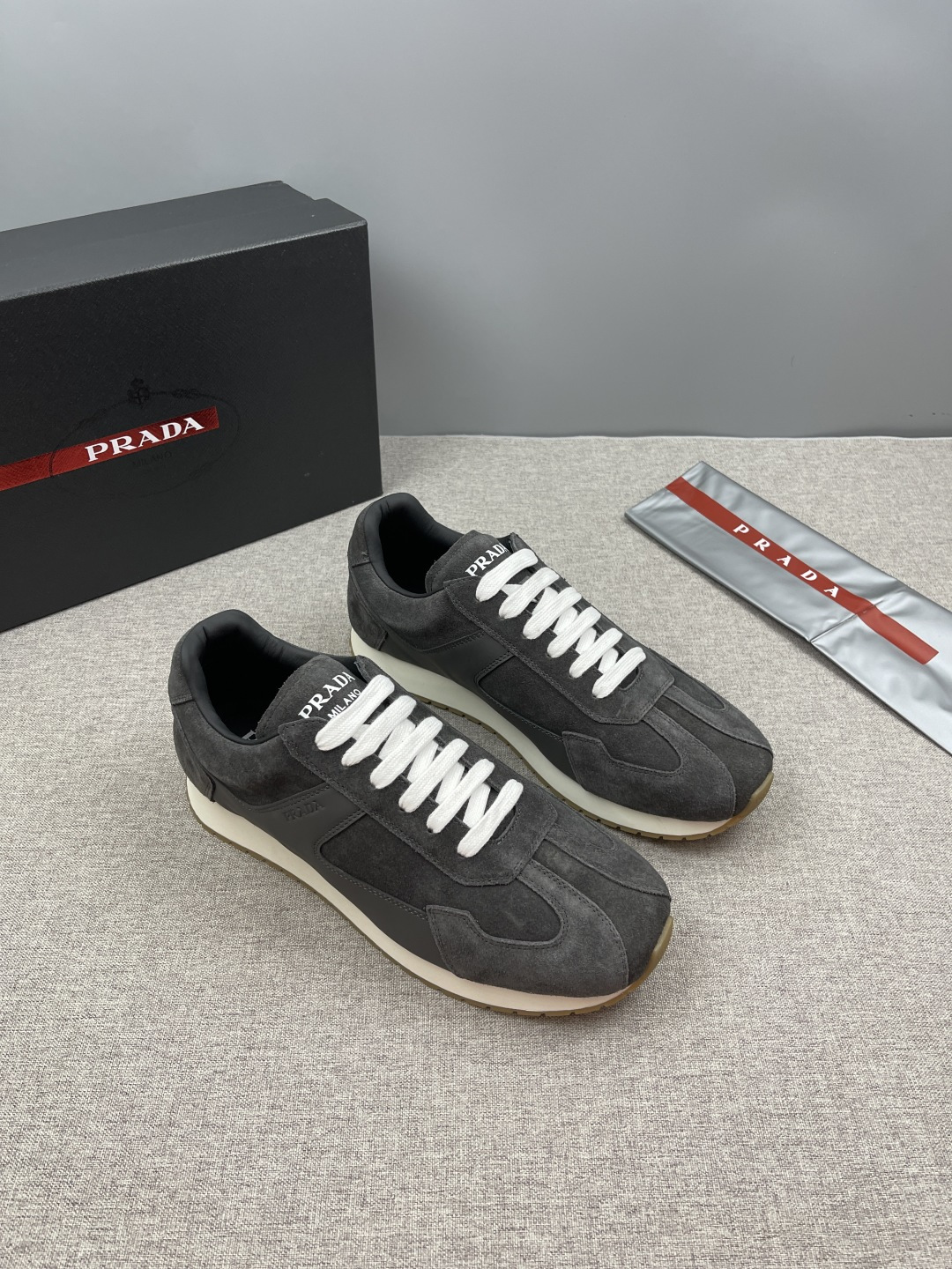 NO:704956,PRADA/Prada  RANK Leather Sneakers This sneaker is casual and versatile. It is made of soft calfskin. It uses soft and simple lines to outline a sporty silhouette. It is equipped with a rubber foam midsole and a lightweight convex widened rubber sole. It is light and stable. It has the iconic enameled triangular metal logo on the side. The tongue and heel are decorated with an embossed screen-printed logo, which shows its unique charm. The cowhide lining and foot pads make it easy, comfortable and breathable for the foot. Comes with a full set of original packaging!  Size39–44（38.45 customized,,prada,prada,sneakers,cowhide19860909PRADA/普拉达 RANK皮革运动鞋这款运动鞋休闲百搭,采用柔软小牛皮拼接制成,运用柔和简洁的线条勾勒出运动风廓形,搭配橡胶发泡中底拼接轻便的凸纹加宽橡胶鞋底,轻盈而稳固,侧面带有标志性的涂珐琅三角形金属徽标,鞋舌及后跟饰有压花效果丝网印花徽标,彰显别具一格的魅力.牛皮内里及垫脚加持,上脚轻松舒适透气,配全套原包装！ Size39–44（38.45订做,,prada,prada,sneakers,cowhide,Men's shoes