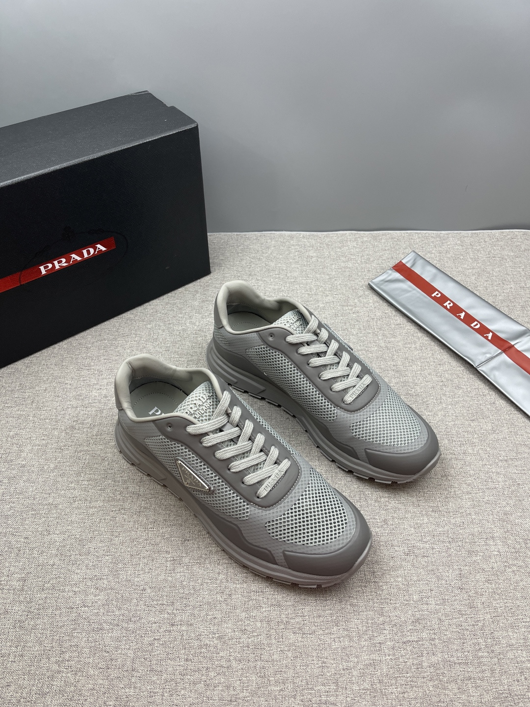 NO:704920,PRADA/Prada  RANK Leather Sneakers This sneaker is casual and versatile. It is made of soft calfskin. It uses soft and simple lines to outline a sporty silhouette. It is equipped with a rubber foam midsole and a lightweight convex widened rubber sole. It is light and stable. It has the iconic enameled triangular metal logo on the side. The tongue and heel are decorated with an embossed screen-printed logo, which shows its unique charm. The cowhide lining and foot pads make it easy, comfortable and breathable for the foot. Comes with a full set of original packaging!  Size39–44（38.45 customized,,prada,prada,sneakers,cowhide19860909PRADA/普拉达 RANK皮革运动鞋这款运动鞋休闲百搭,采用柔软小牛皮拼接制成,运用柔和简洁的线条勾勒出运动风廓形,搭配橡胶发泡中底拼接轻便的凸纹加宽橡胶鞋底,轻盈而稳固,侧面带有标志性的涂珐琅三角形金属徽标,鞋舌及后跟饰有压花效果丝网印花徽标,彰显别具一格的魅力.牛皮内里及垫脚加持,上脚轻松舒适透气,配全套原包装！ Size39–44（38.45订做,,prada,prada,sneakers,cowhide,Men's shoes