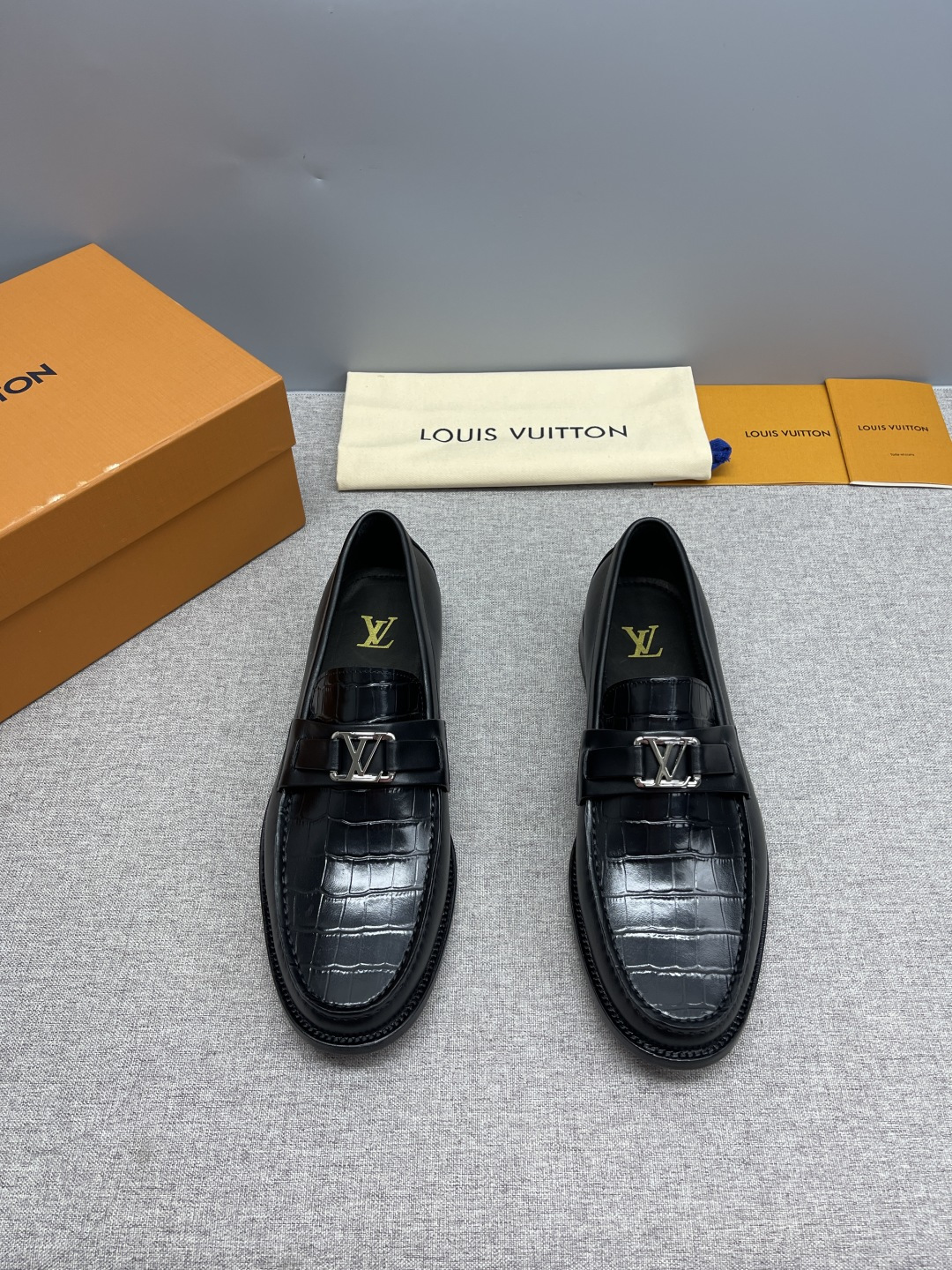 NO:853695,Louis Major classic series leather shoes｜Made of water-rippled cowhide｜Water-dyed cowhide lining inside｜Brand letter metal buckles complete the overall shape｜The leather material and granular rubber outsole enhance the wear resistance and anti-slip properties｜One-foot slip-on for easy putting on and taking off｜Purely handmade Size.39-44 (customized at 38.45.46),, louis vuitton, cowhide19860909Louis Major经典系列皮鞋｜采用水波纹牛皮｜内里水染牛皮里｜品牌字母金属饰扣令整体造型更为完善｜而皮革材质与颗粒橡胶外底则增强了耐磨性和防滑性｜一脚蹬穿着方便穿脱｜纯手工制作 Size.39-44（38.45.46定做）,,louis vuitton,cowhide,Men's shoes