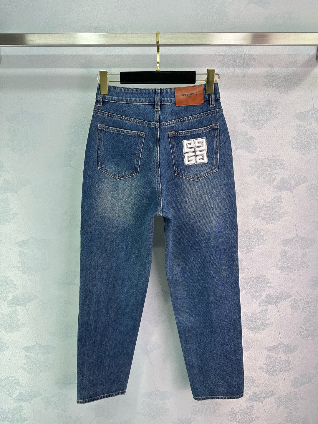 Stylish One-Size-Fits-All Female Suit with Long-Legged Divinity and Retro Design - 图片 1