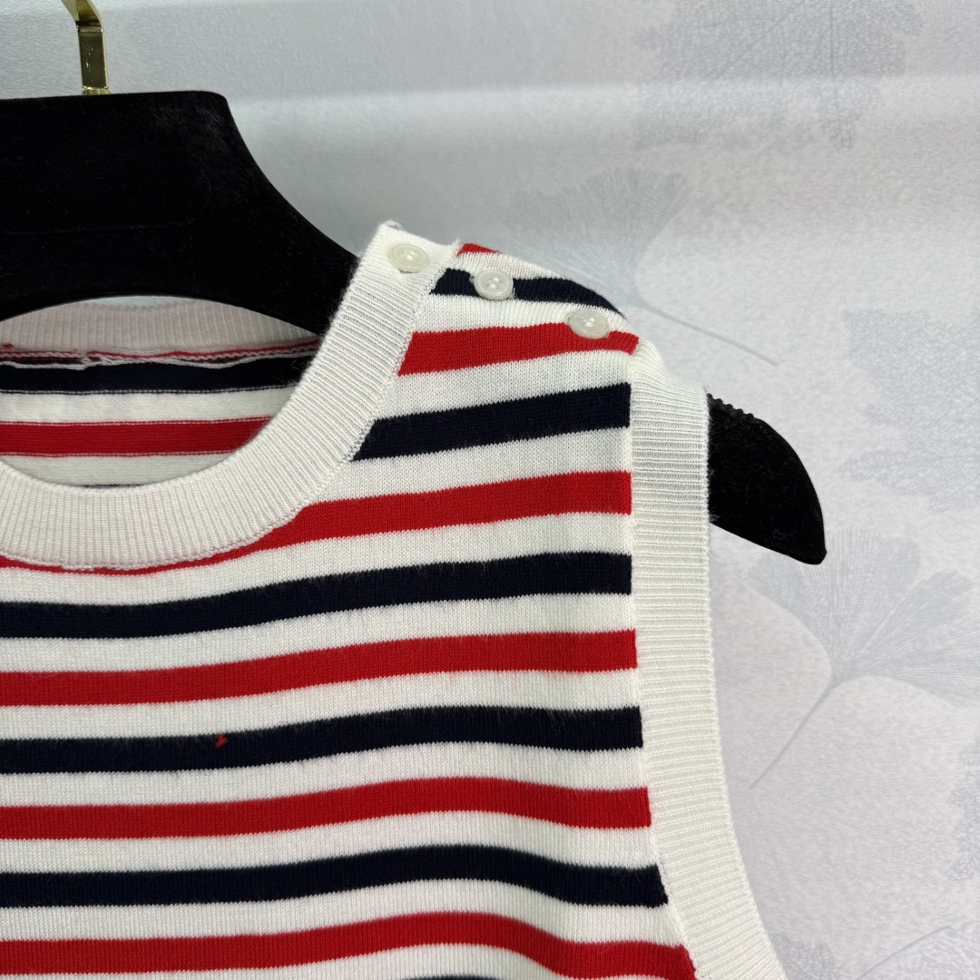 Fashionable Female Suit: P391 Spring Knit Vest with Classic Design and Logo Button - 图片 2