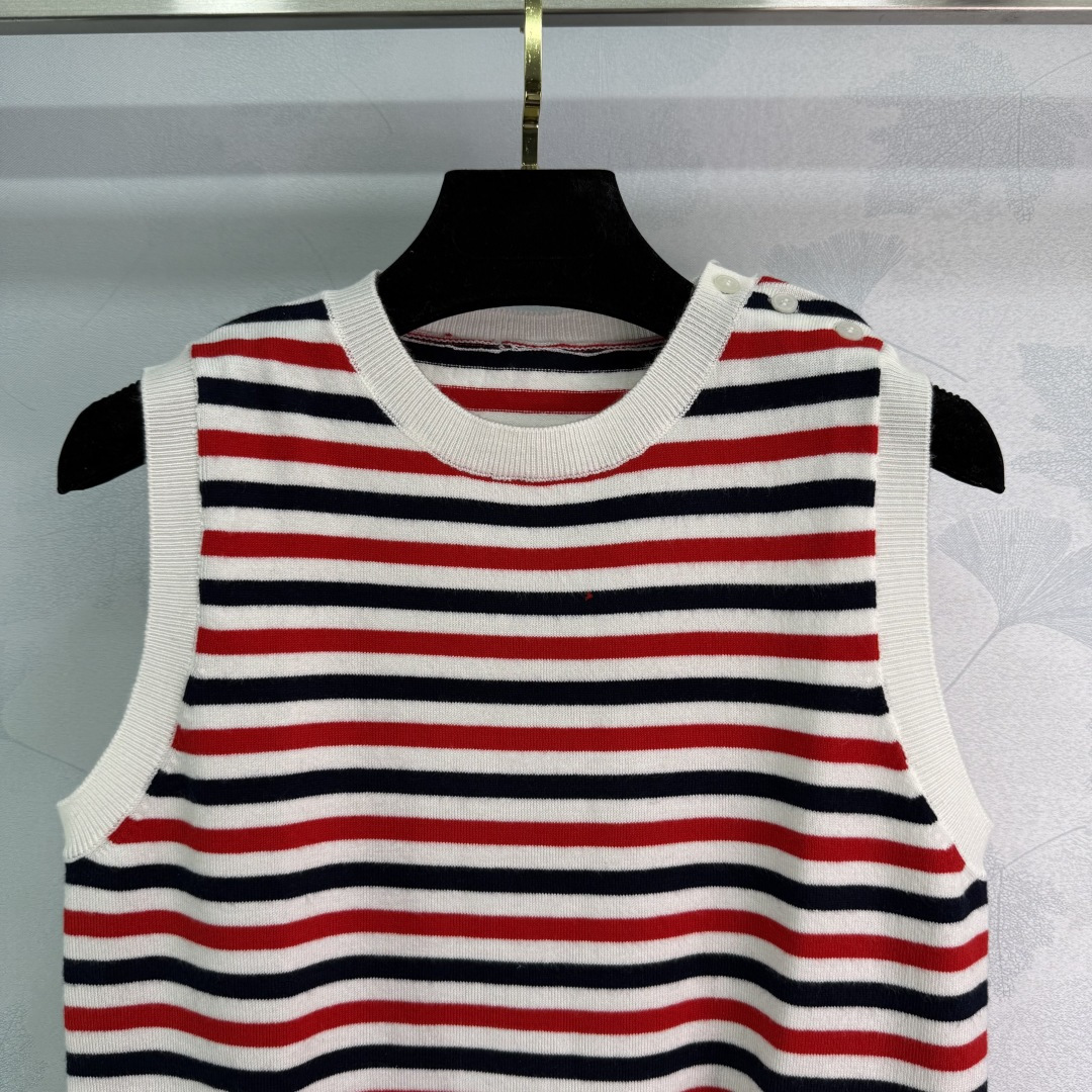 Fashionable Female Suit: P391 Spring Knit Vest with Classic Design and Logo Button - 图片 4