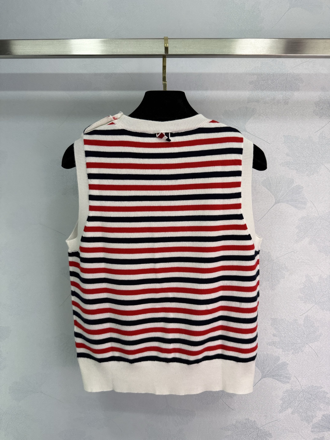 Fashionable Female Suit: P391 Spring Knit Vest with Classic Design and Logo Button - 图片 8