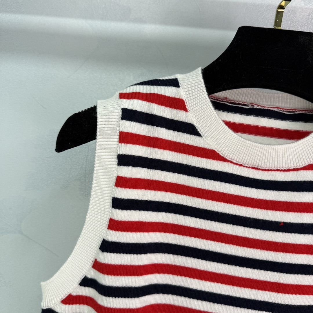 Fashionable Female Suit: P391 Spring Knit Vest with Classic Design and Logo Button - 图片 3