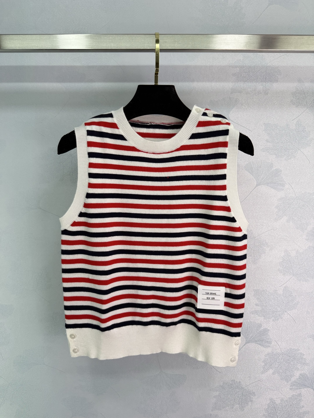 Fashionable Female Suit: P391 Spring Knit Vest with Classic Design and Logo Button - 图片 1