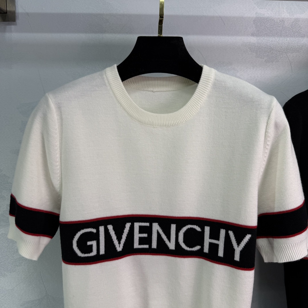 Original Scootered Women’s Suit by Givenchy: Spring/Summer 25 Collection Highlights Classic Design - 图片 2