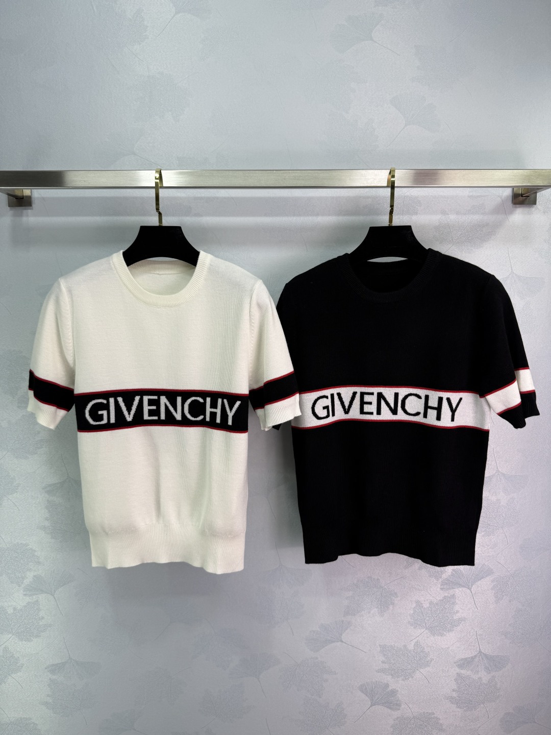 Original Scootered Women’s Suit by Givenchy: Spring/Summer 25 Collection Highlights Classic Design - 图片 1