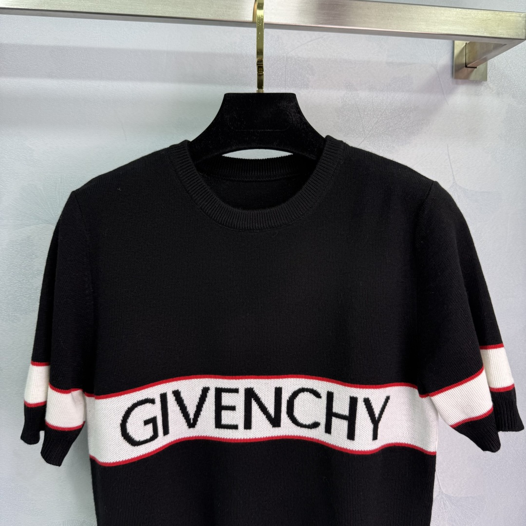 Original Scootered Women’s Suit by Givenchy: Spring/Summer 25 Collection Highlights Classic Design - 图片 5