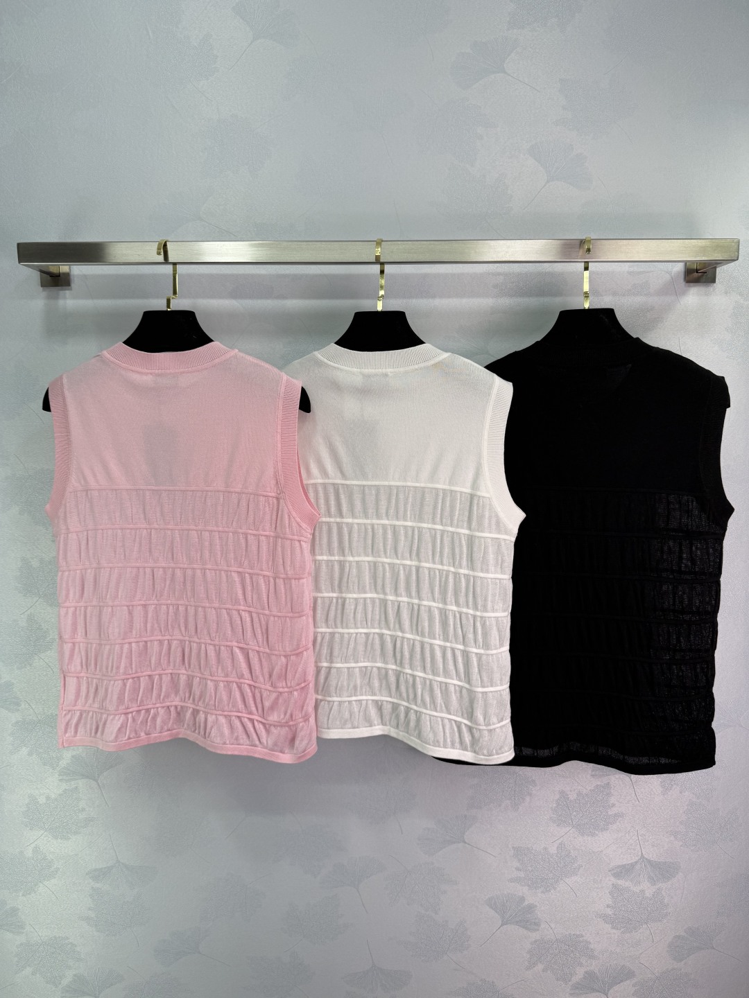 “Versatile Summer Outfit: P334 Knitting Vest with Simple Embroidery, 3 Colors Available” - 图片 8