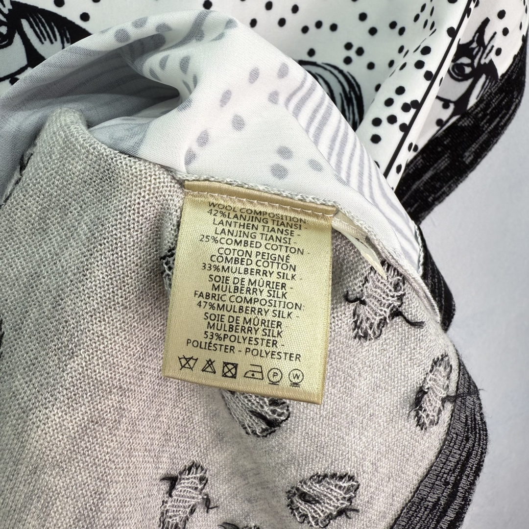 Stylish P449 Female Suit with Tweaked Silk Shirt and Packaged Tweed Horse. - 图片 7