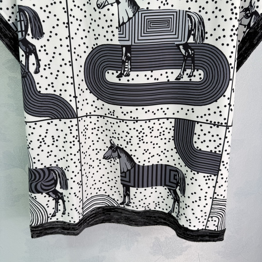 Stylish P449 Female Suit with Tweaked Silk Shirt and Packaged Tweed Horse. - 图片 6