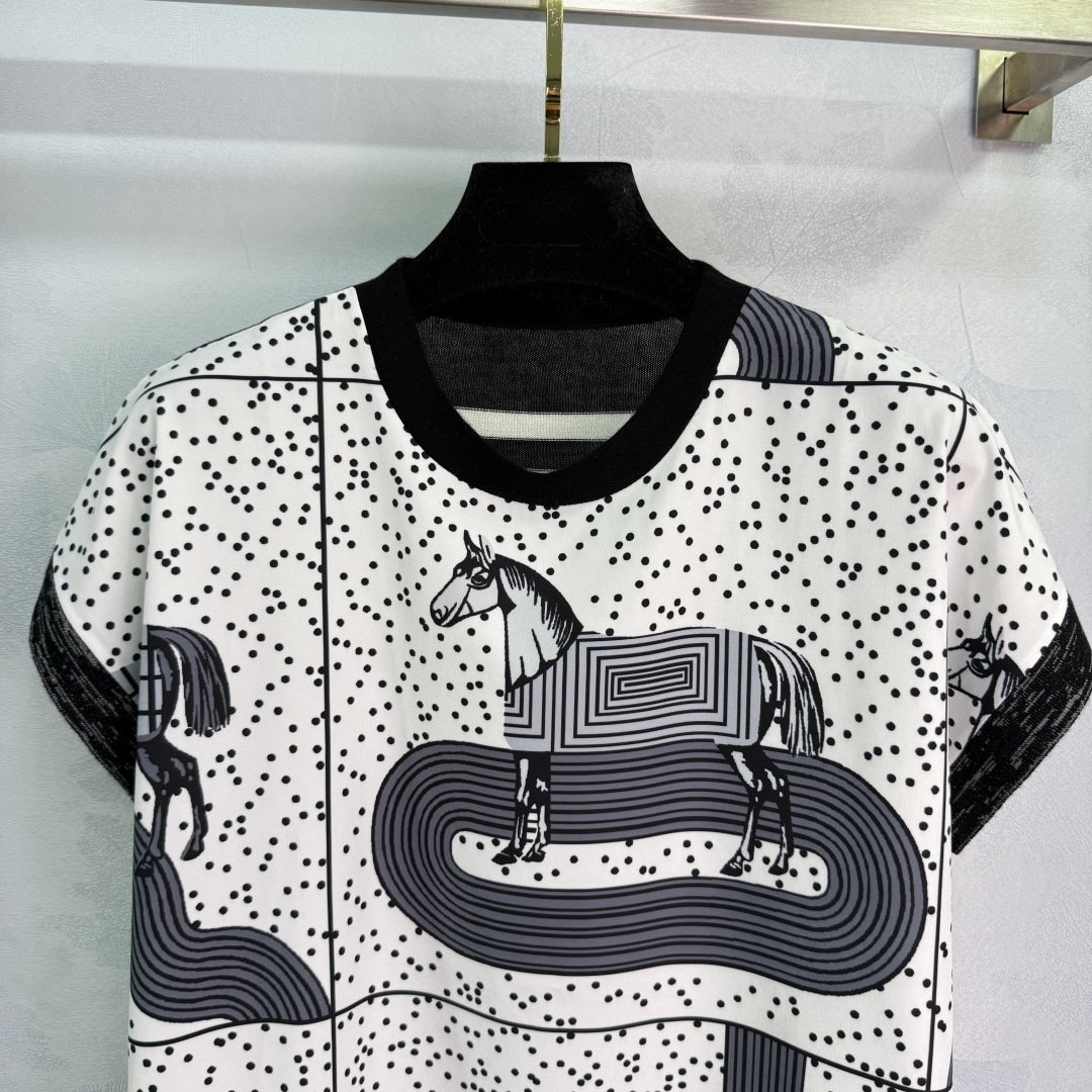 Stylish P449 Female Suit with Tweaked Silk Shirt and Packaged Tweed Horse. - 图片 5