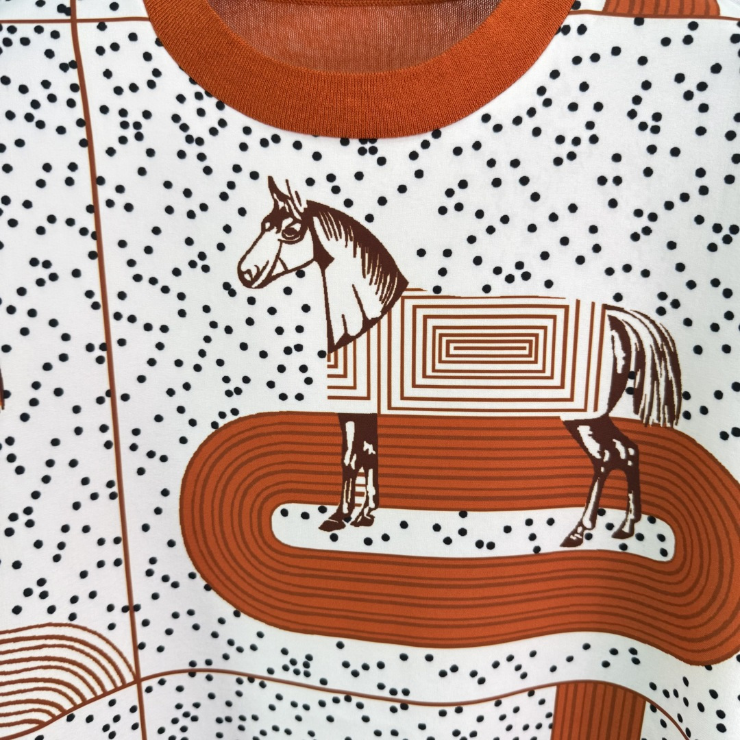 Stylish P449 Female Suit with Tweaked Silk Shirt and Packaged Tweed Horse. - 图片 3