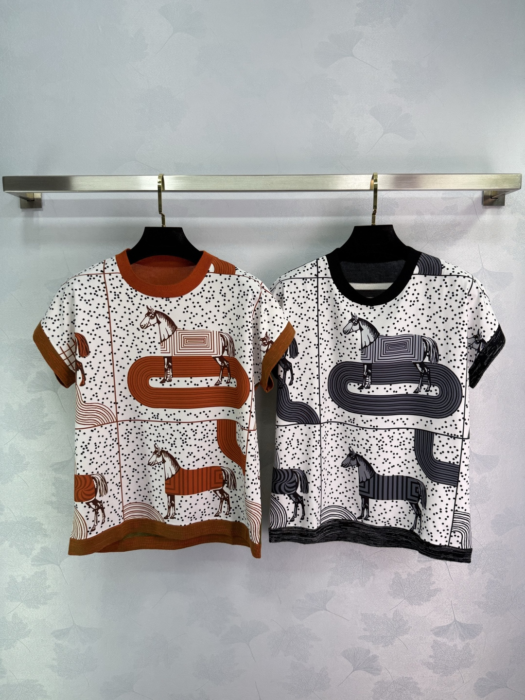 Stylish P449 Female Suit with Tweaked Silk Shirt and Packaged Tweed Horse. - 图片 1