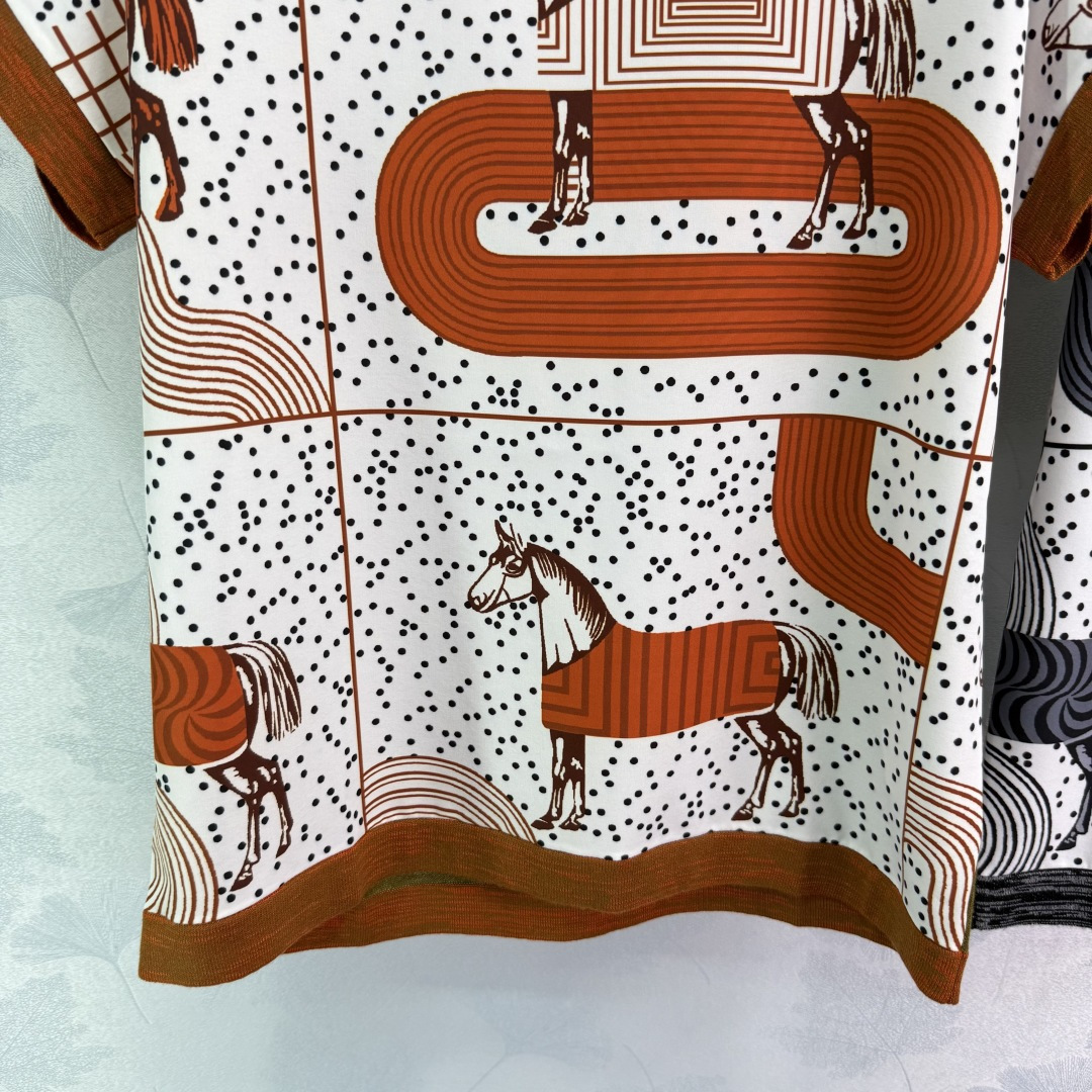 Stylish P449 Female Suit with Tweaked Silk Shirt and Packaged Tweed Horse. - 图片 4