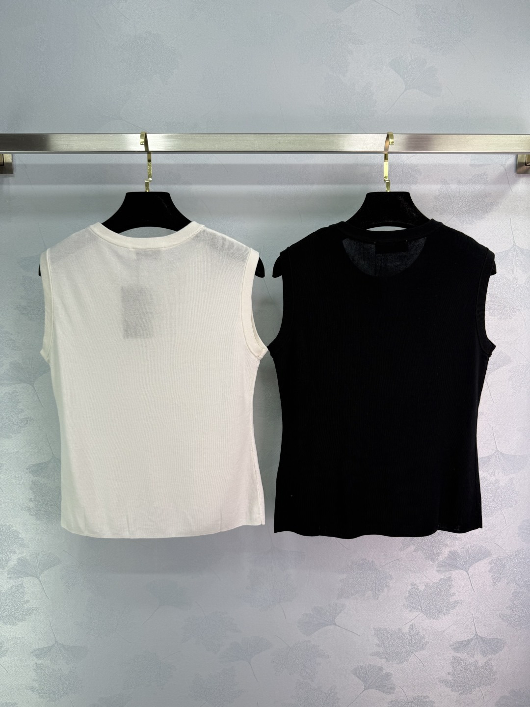 “Versatile One-Size-Fits-All Summer Outfit with Knit Vest and Embroidery Elements” - 图片 9