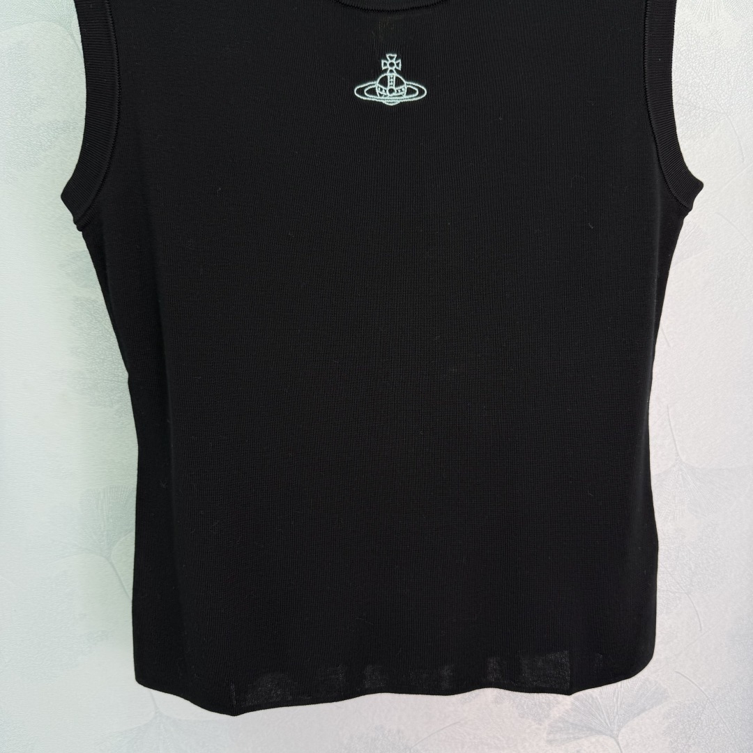 “Versatile One-Size-Fits-All Summer Outfit with Knit Vest and Embroidery Elements” - 图片 7