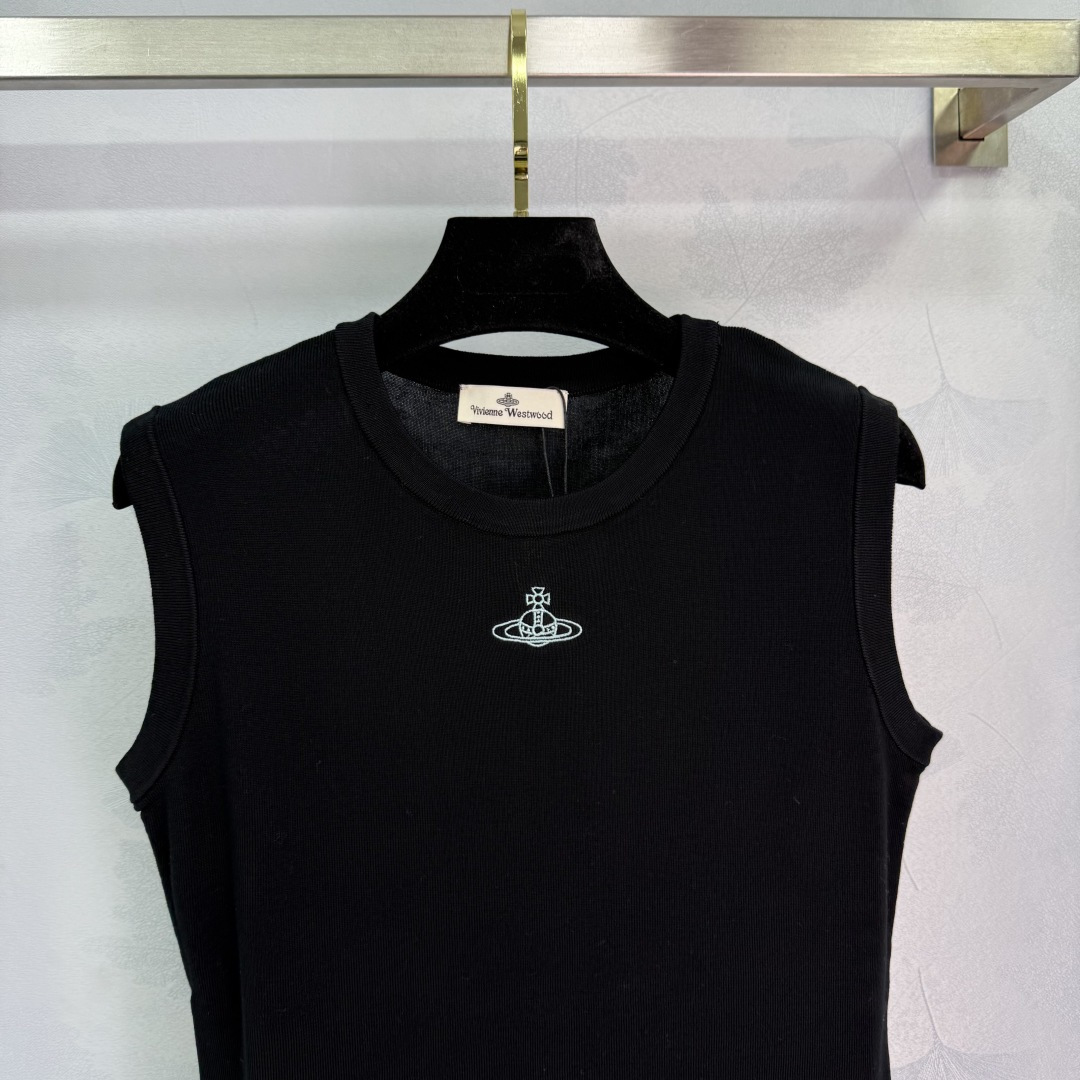 “Versatile One-Size-Fits-All Summer Outfit with Knit Vest and Embroidery Elements” - 图片 5