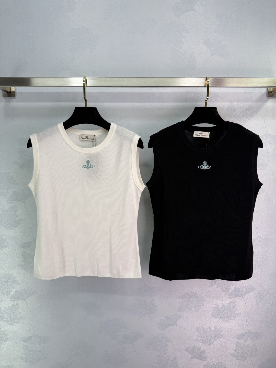 “Versatile One-Size-Fits-All Summer Outfit with Knit Vest and Embroidery Elements” - 图片 1