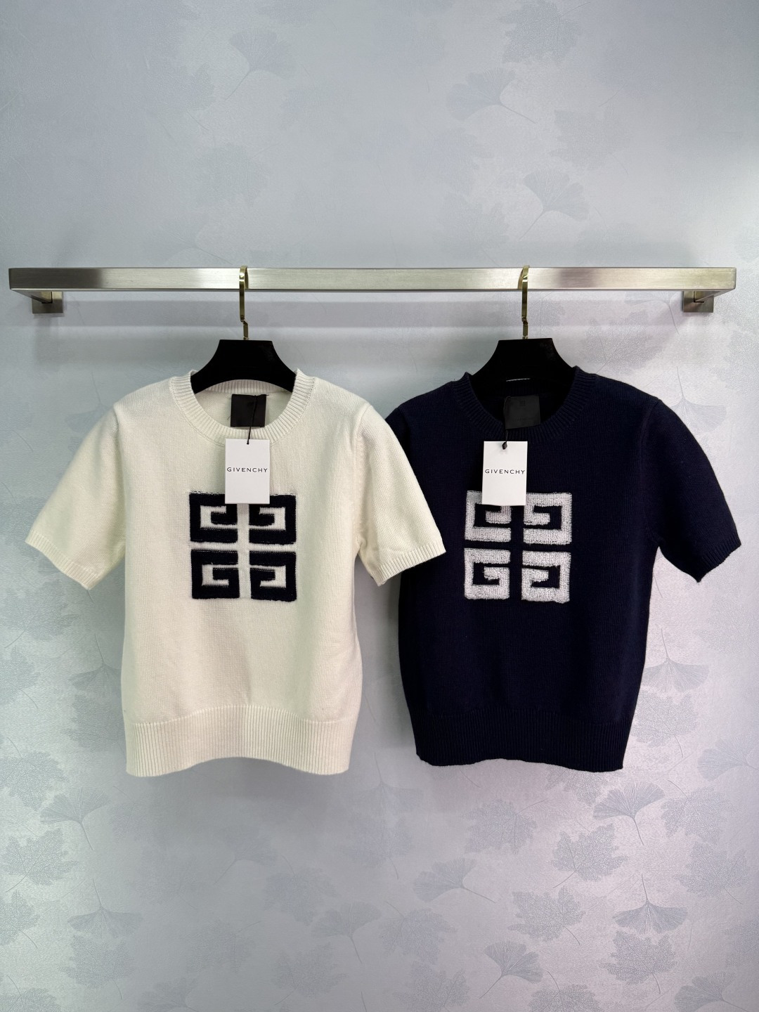 Women’s Classic Brand Logo Suit with 3D Flower Decorations for Spring and Summer.