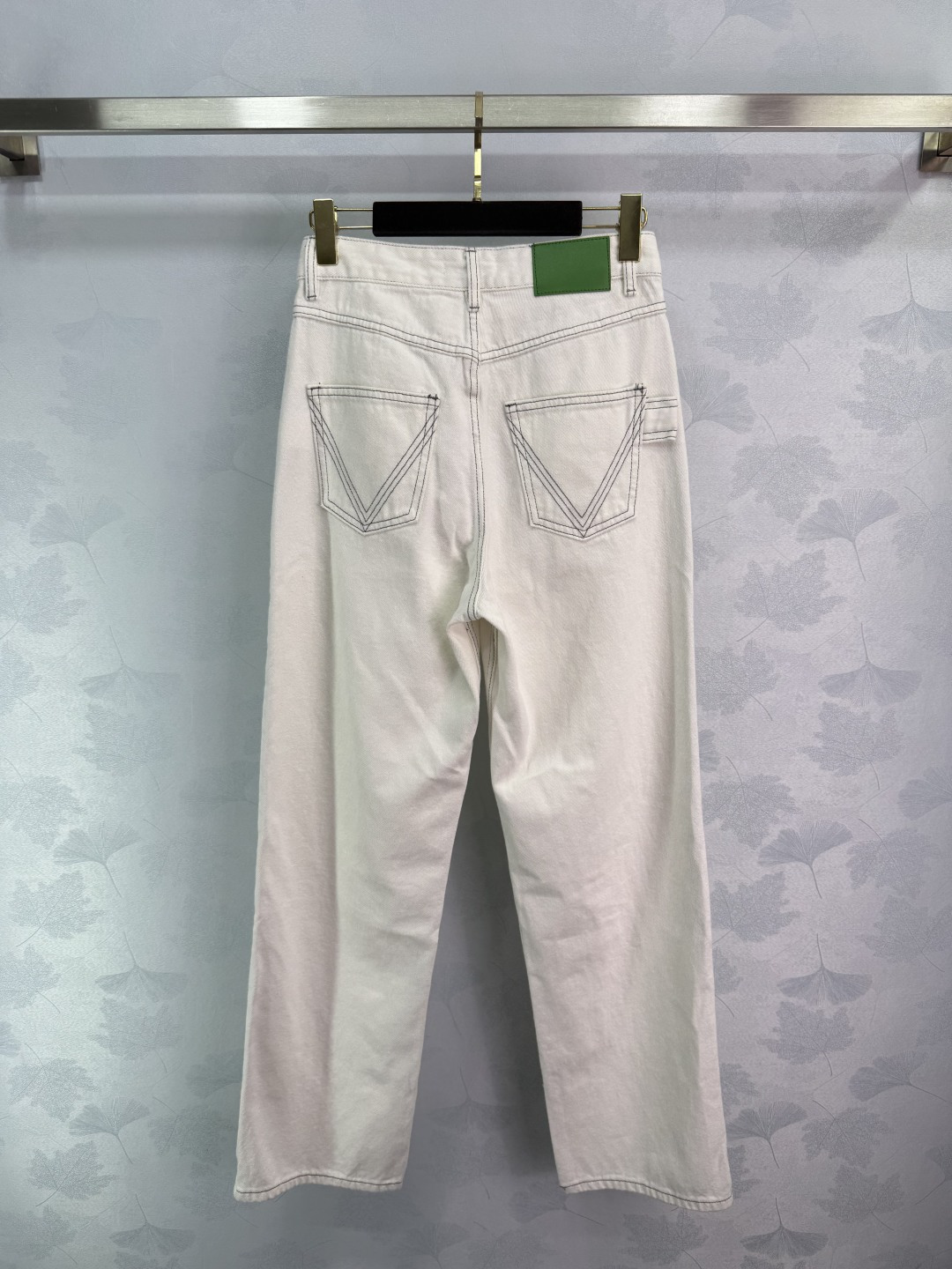 Stylish and Comfortable White Jeans Suit with Tiara BV for Women: P414 Overview - 图片 8