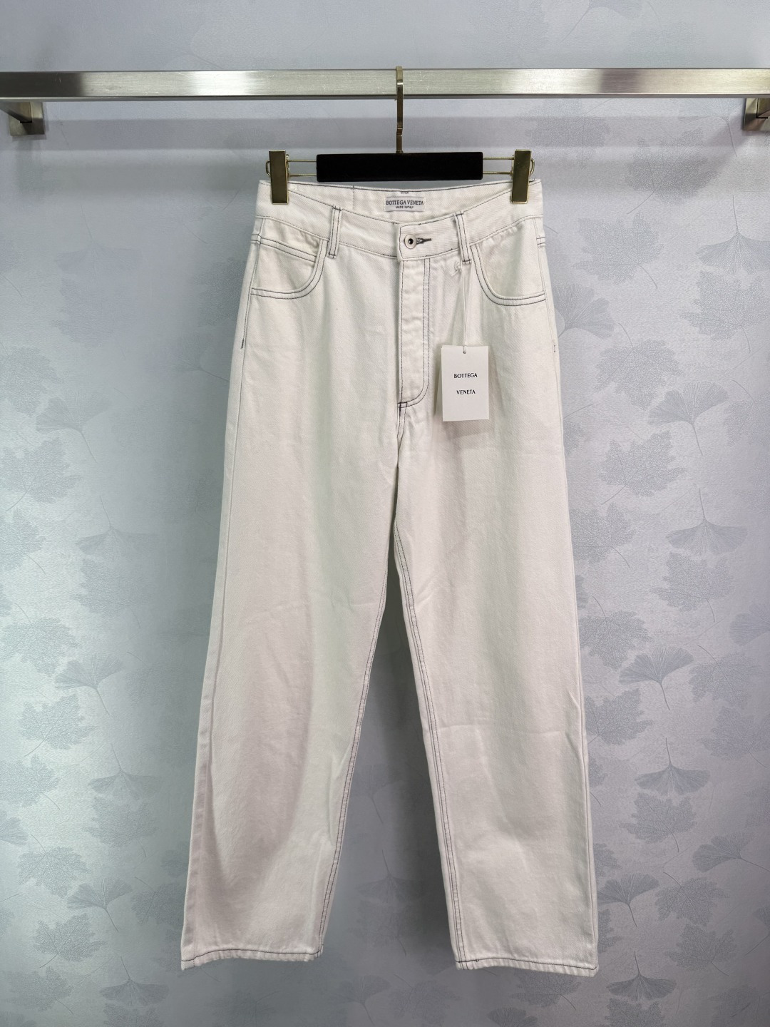 Stylish and Comfortable White Jeans Suit with Tiara BV for Women: P414 Overview - 图片 1