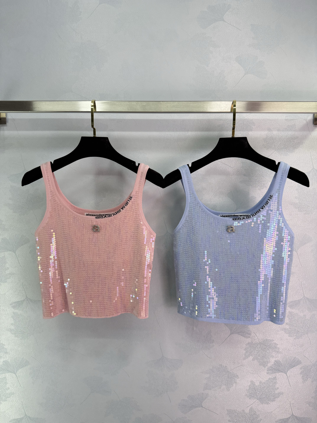 “Versatile P334 Women’s Suit: New Knit Vest with Embroidered Logo, Classic Design” - 图片 1