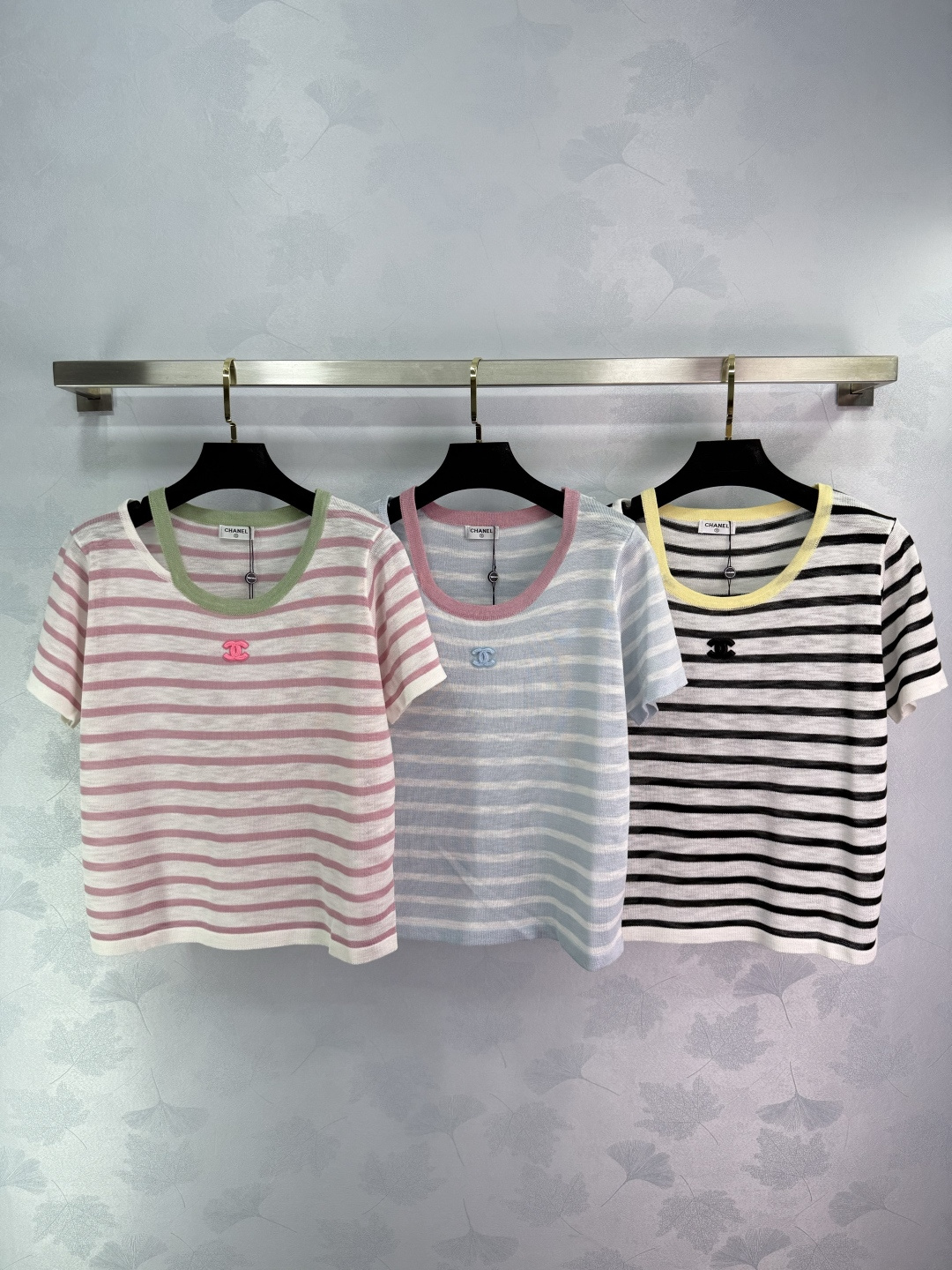 NO:328642,Chane*25 new spring and summer knitted round neck short sleeves, inter-color striped splicing macaron color design, classic letter logo embellishment, classic fashionable and everyday versatile 3 colors and 3 codes SML., chanel, T-shirt, alexander wang19860909Chane*25 春夏新款针织圆领短袖 间色条纹拼接马卡龙色系设计 经典字母logo章仔点缀 经典时髦日常百搭 3色3码SML.,,chanel,T-shirt,alexander wang,Women's clothing