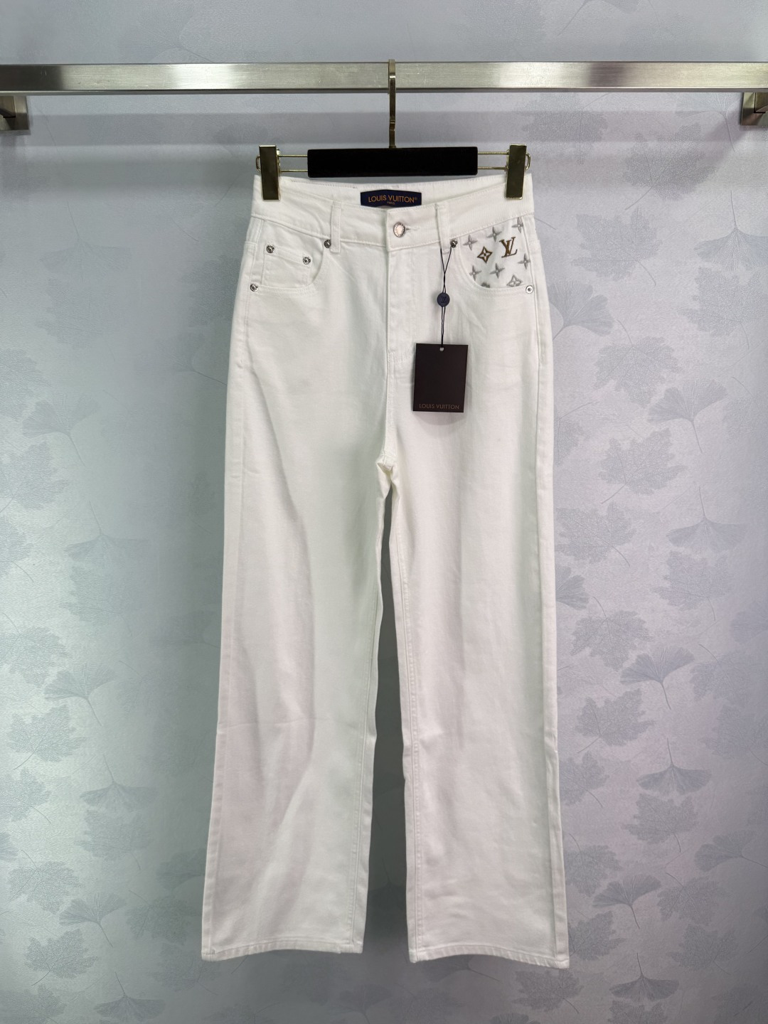 NO:328639,Lou25's new white jeans, classic style, fashionable and versatile, exquisite embroidery in the pockets, exquisite details. It is definitely worth owning!  1 color 3 code Sml, jeans, alexander wang19860909Lou25新款白色牛仔裤,经典款式,时尚百搭,口袋有精美刺绣,细节精致.绝对值得拥有！1色3码Sml,,jeans,alexander wang,Women's clothing