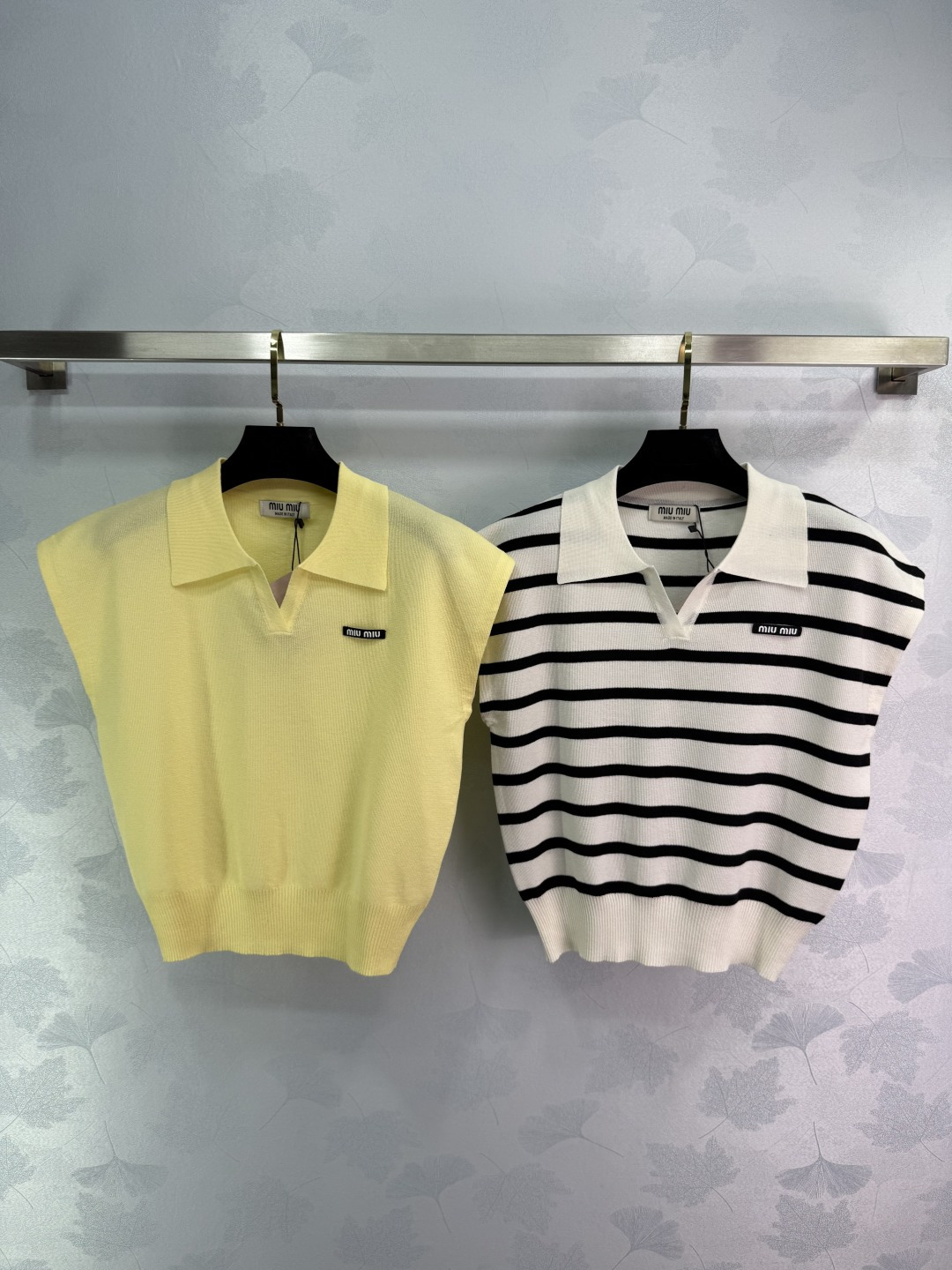 NO:328659,25 summer miumi* skin-friendly and breathable silk silk long velvet cotton, polo collar and half open badge straight rotator sleeves simple temperament fashionable and versatile style black and white/pink/yellow/blue 4-color size sml in stock.,,miumiu,alexander wang1986090925夏季miumi*亲肤透气绢丝长绒棉,polo领小半开胸章仔直肩袖简约气质时尚百搭款 黑白/粉红/黄色/蓝色4色尺码sml 现货供应.,,miumiu,alexander wang,Women's clothing