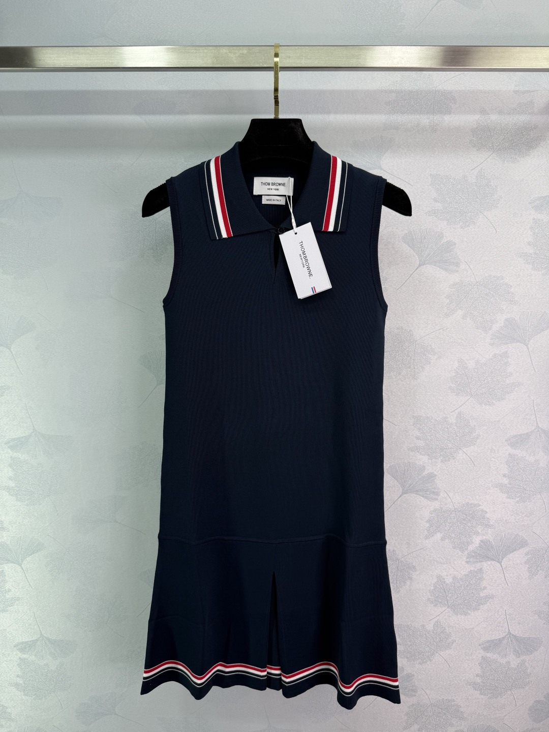 Stylish Thom Browne Polo Dress: Original Design with Vibrant Decorations and Comfortable Fit - 图片 1