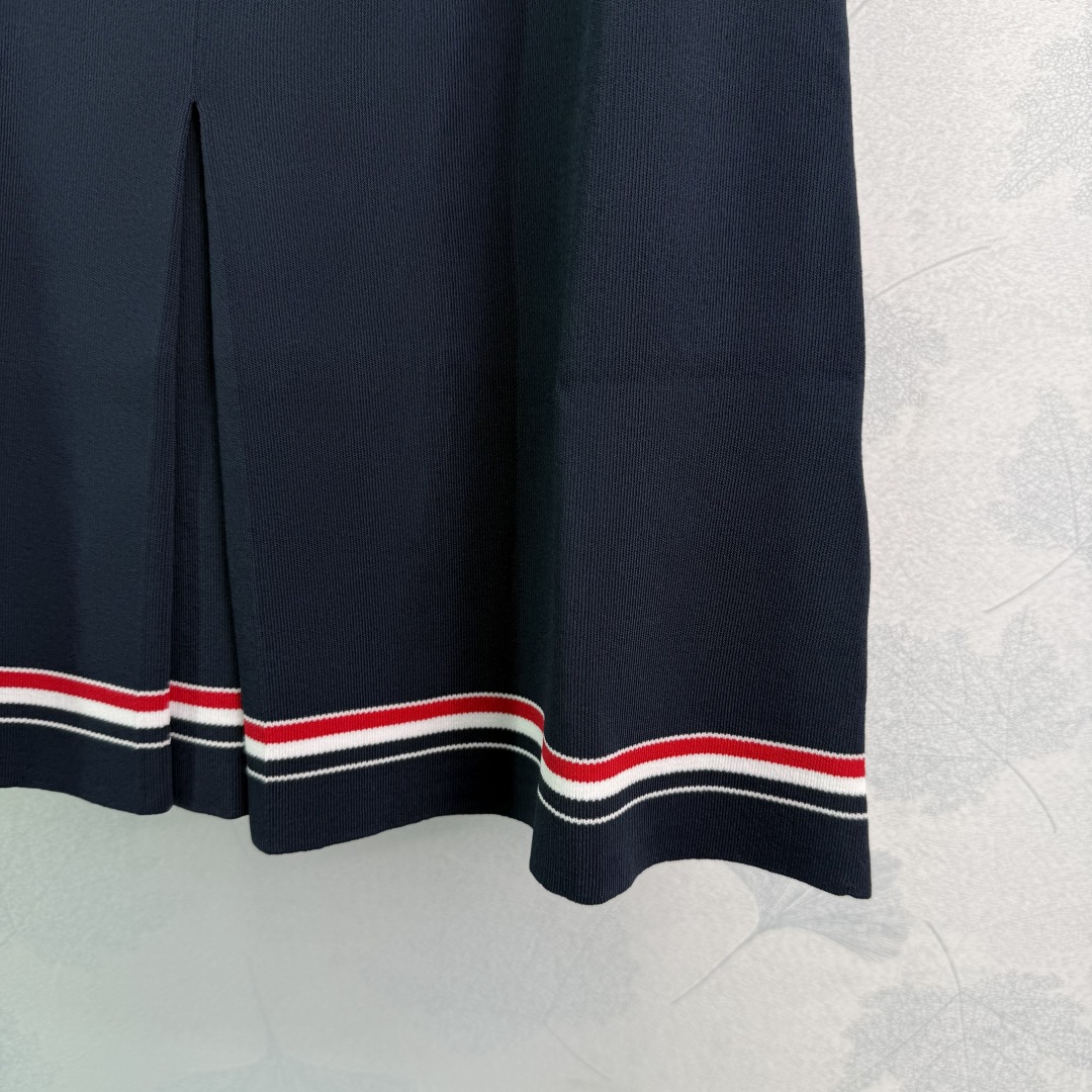 Stylish Thom Browne Polo Dress: Original Design with Vibrant Decorations and Comfortable Fit - 图片 7