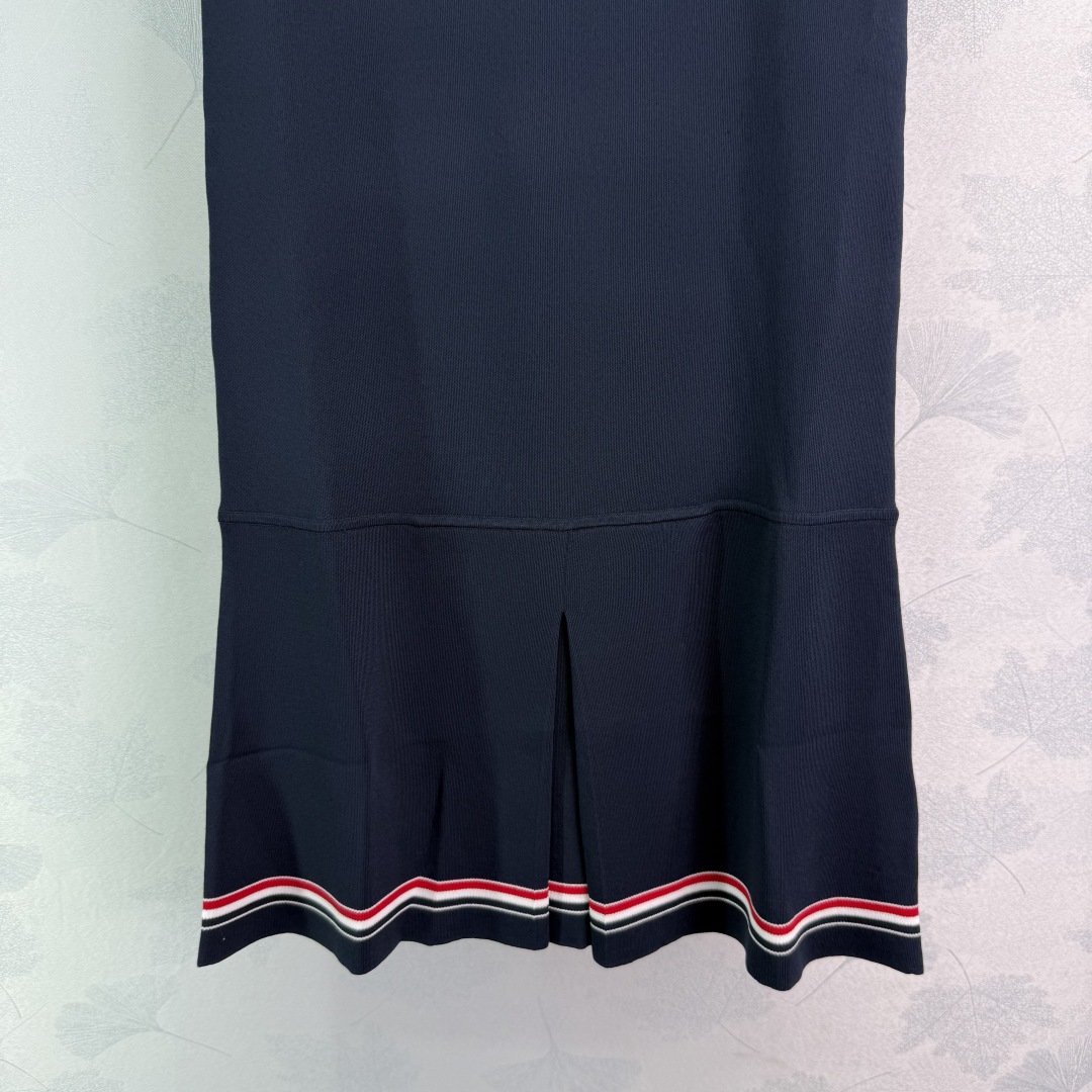 Stylish Thom Browne Polo Dress: Original Design with Vibrant Decorations and Comfortable Fit - 图片 6