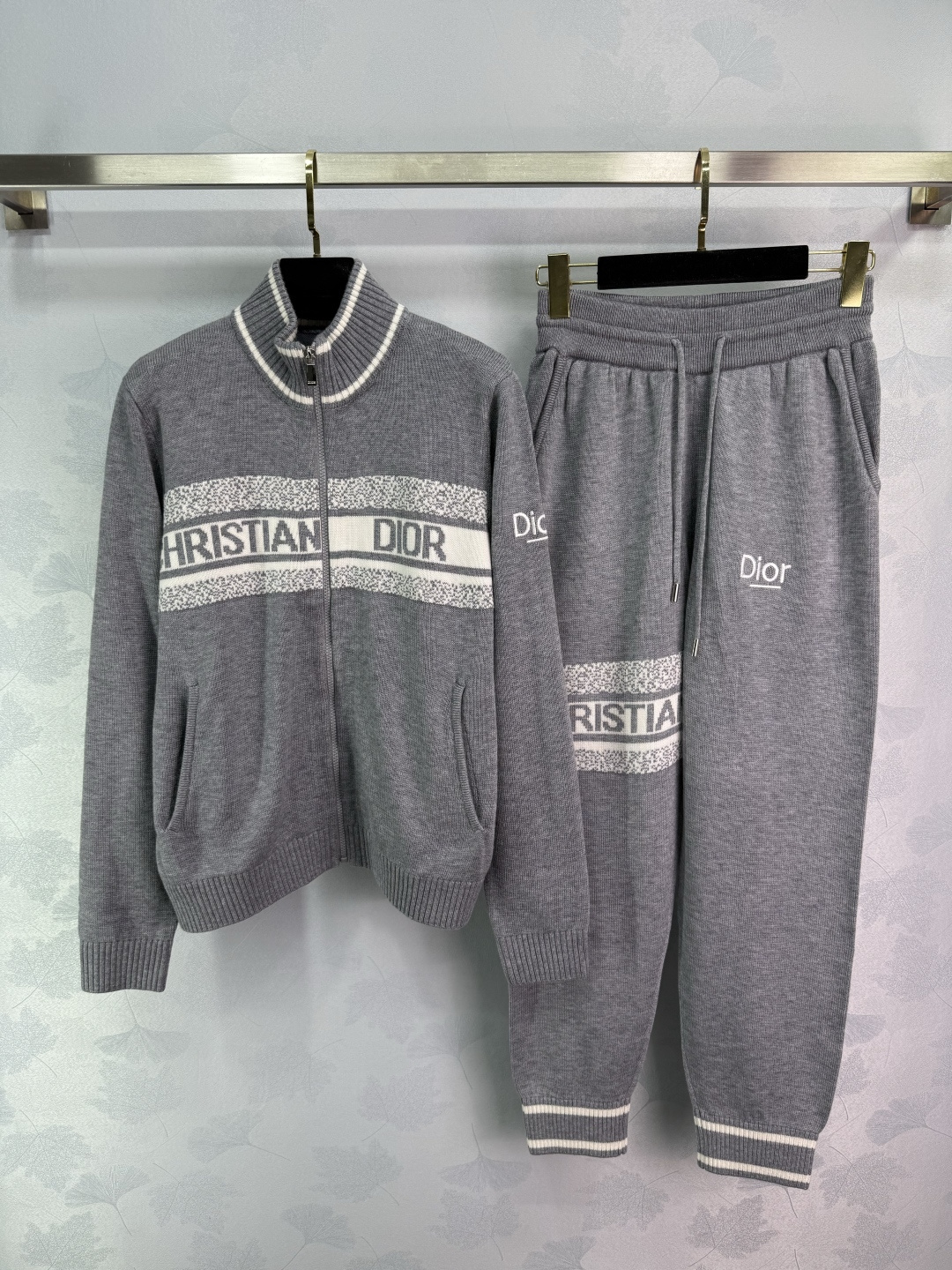 NO:328656,Dio*25 Spring and Summer New Letter Set Contrast Color Jacquard Letter Embroidered Zipper Cardigan Trousers Stand Collar Contrast Color Design Jacquard Letters Versatile and fashionable 2 Colors 3 SML, Dior, Alexander wang19860909Dio*25 春夏新款字母套装 撞色提花字母刺绣拉链开衫长裤 立领撞色设计 提花字母 百搭又时髦 2色3码SML,,dior,alexander wang,Women's clothing