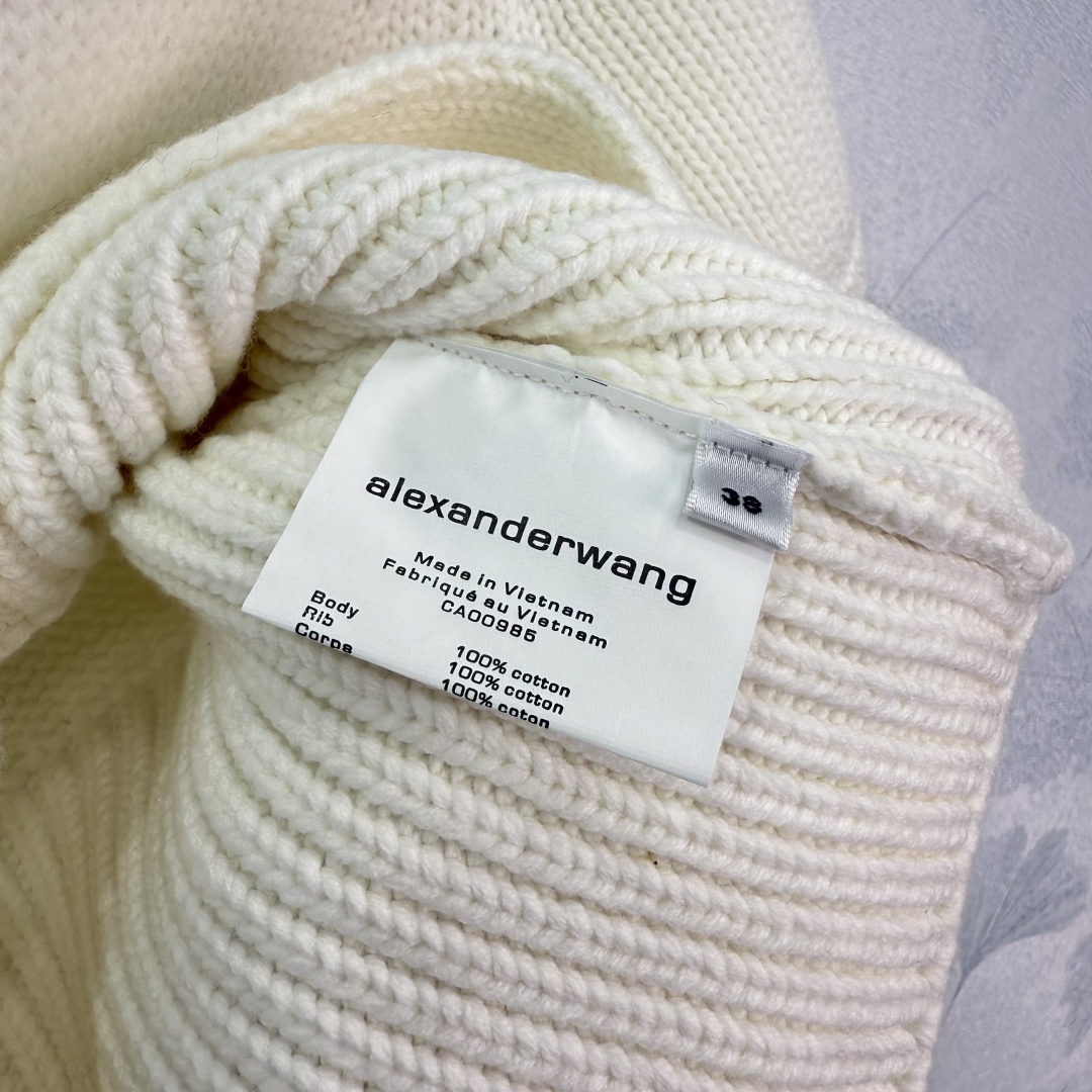 “Alexander Wang’s White Knitted Blouse Dress: Summer Fashion Staple” - 图片 8