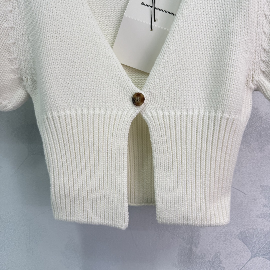“Alexander Wang’s White Knitted Blouse Dress: Summer Fashion Staple” - 图片 6