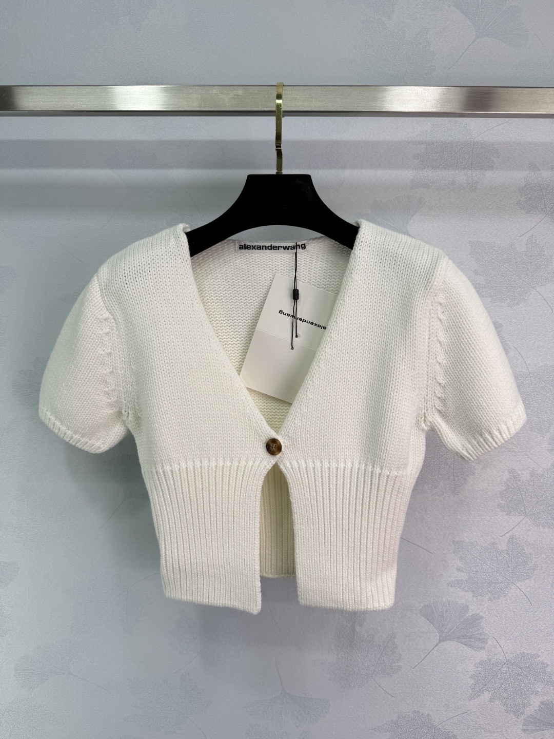 “Alexander Wang’s White Knitted Blouse Dress: Summer Fashion Staple” - 图片 1