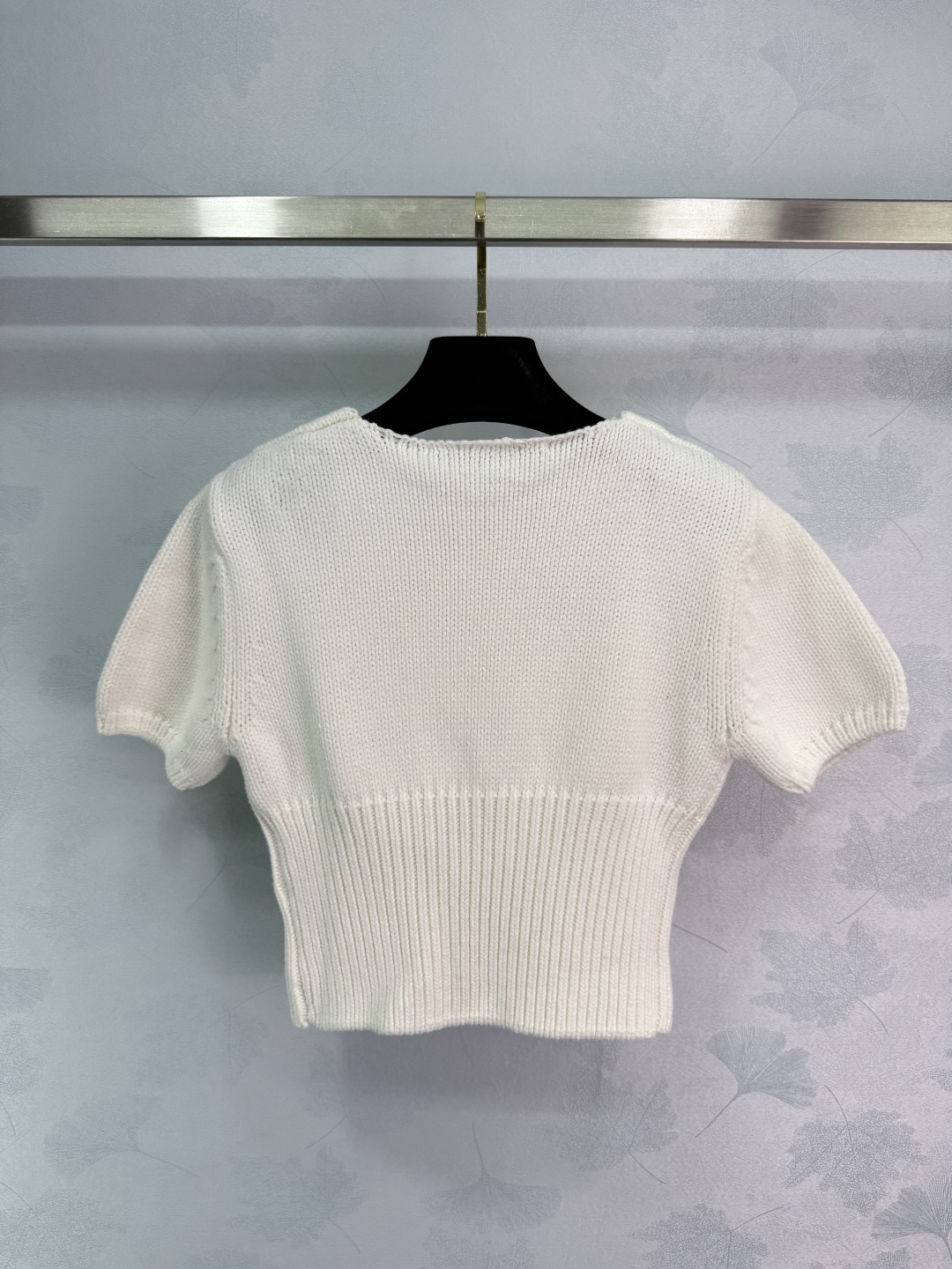 “Alexander Wang’s White Knitted Blouse Dress: Summer Fashion Staple” - 图片 9
