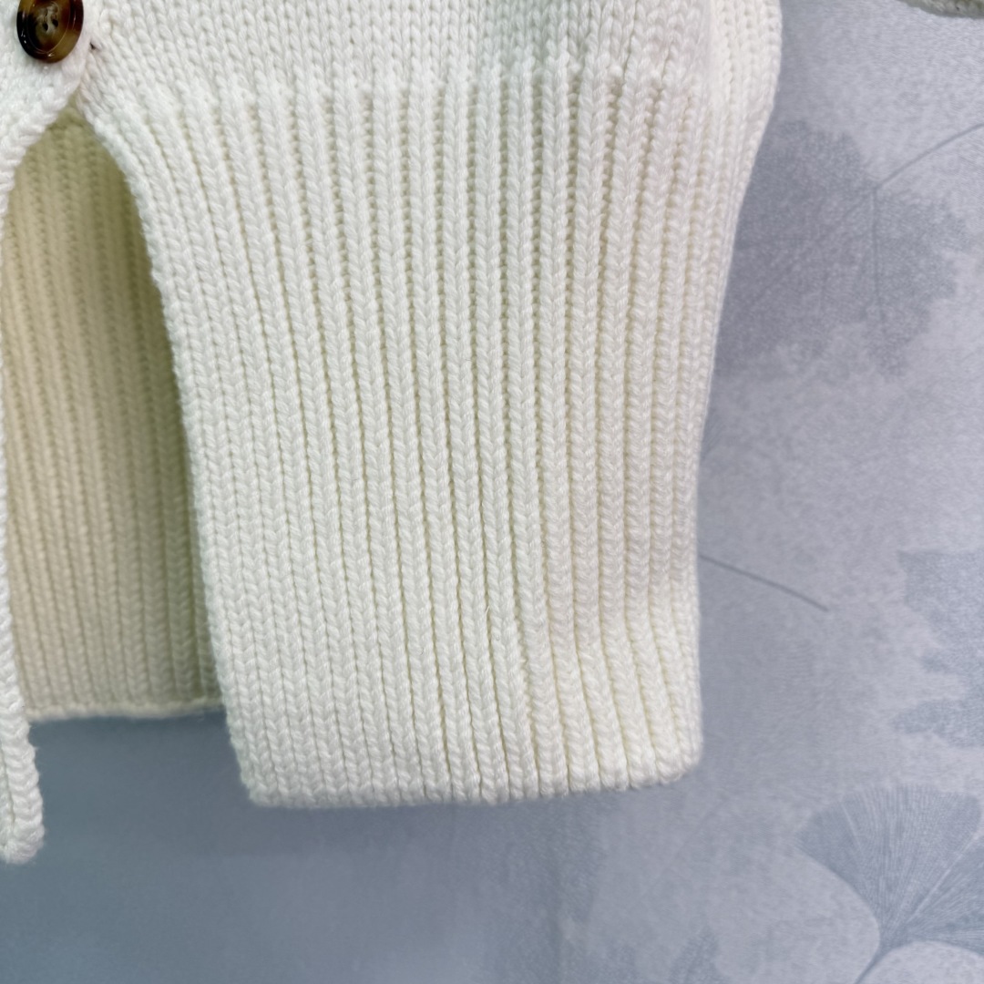 “Alexander Wang’s White Knitted Blouse Dress: Summer Fashion Staple” - 图片 7