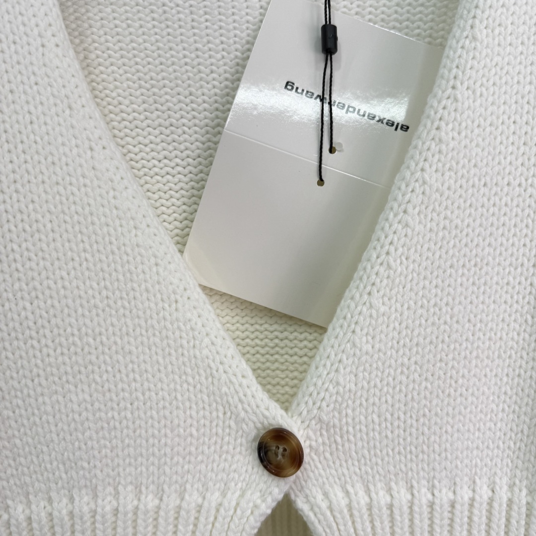 “Alexander Wang’s White Knitted Blouse Dress: Summer Fashion Staple” - 图片 5