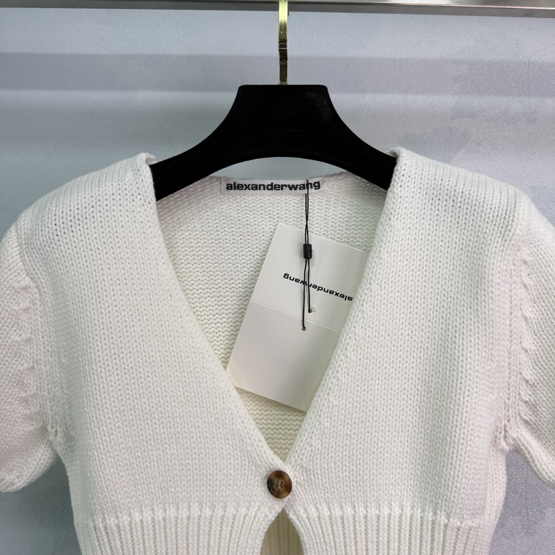 “Alexander Wang’s White Knitted Blouse Dress: Summer Fashion Staple” - 图片 4